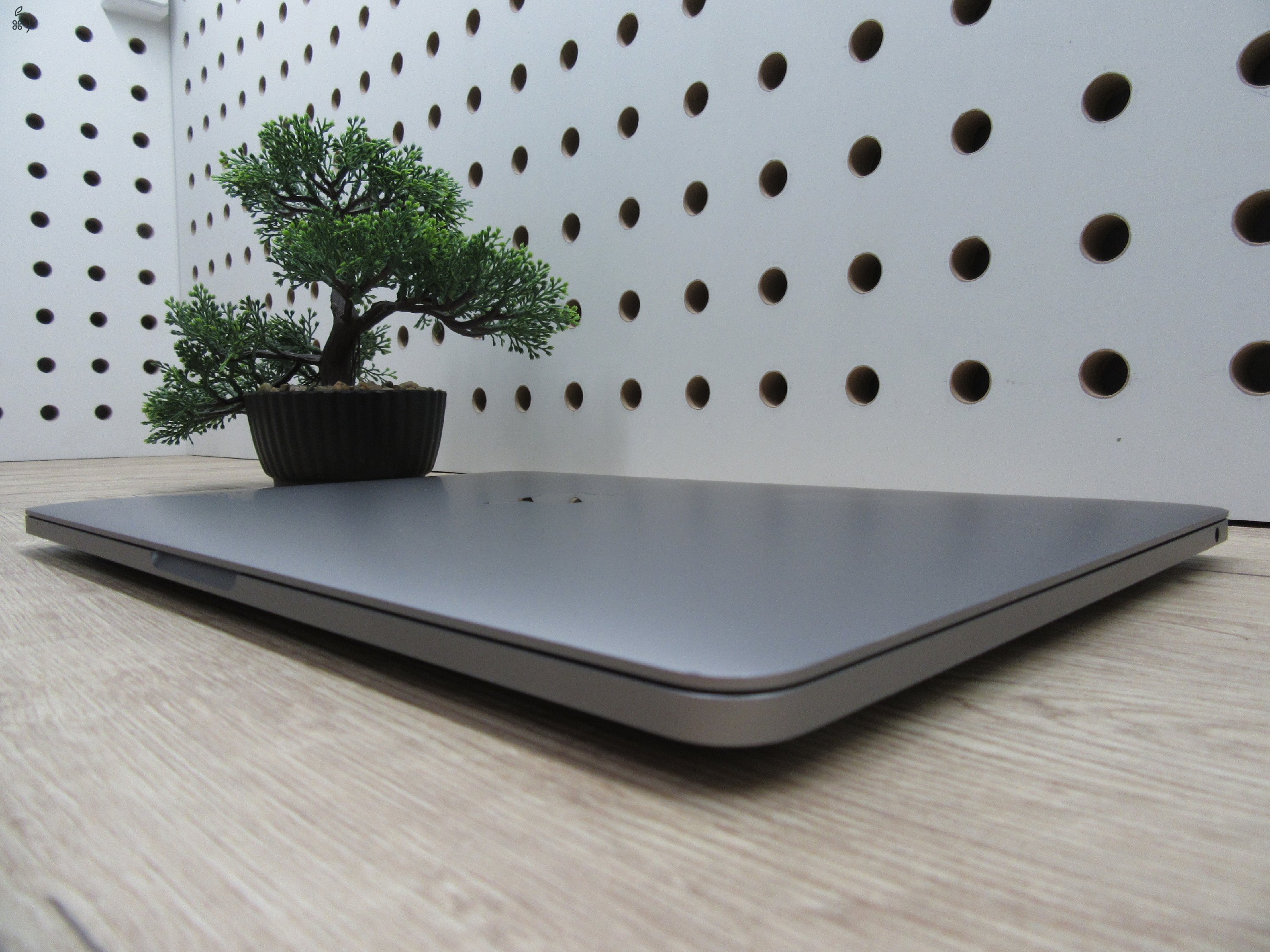 AKCIÓ!! Apple MacBook Pro 13” (2022, M2) – Retina, halk erő, akár 17 óra – 16 GB RAM – 500 GB SSD – Használt, szép állapot – 116 ciklus / 89% akku – 3 hónap garancia