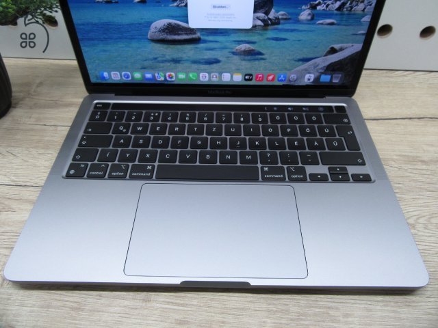 AKCIÓ!! Apple MacBook Pro 13” (2022, M2) – Retina, halk erő, akár 17 óra – 16 GB RAM – 500 GB SSD – Használt, szép állapot – 116 ciklus / 89% akku – 3 hónap garancia