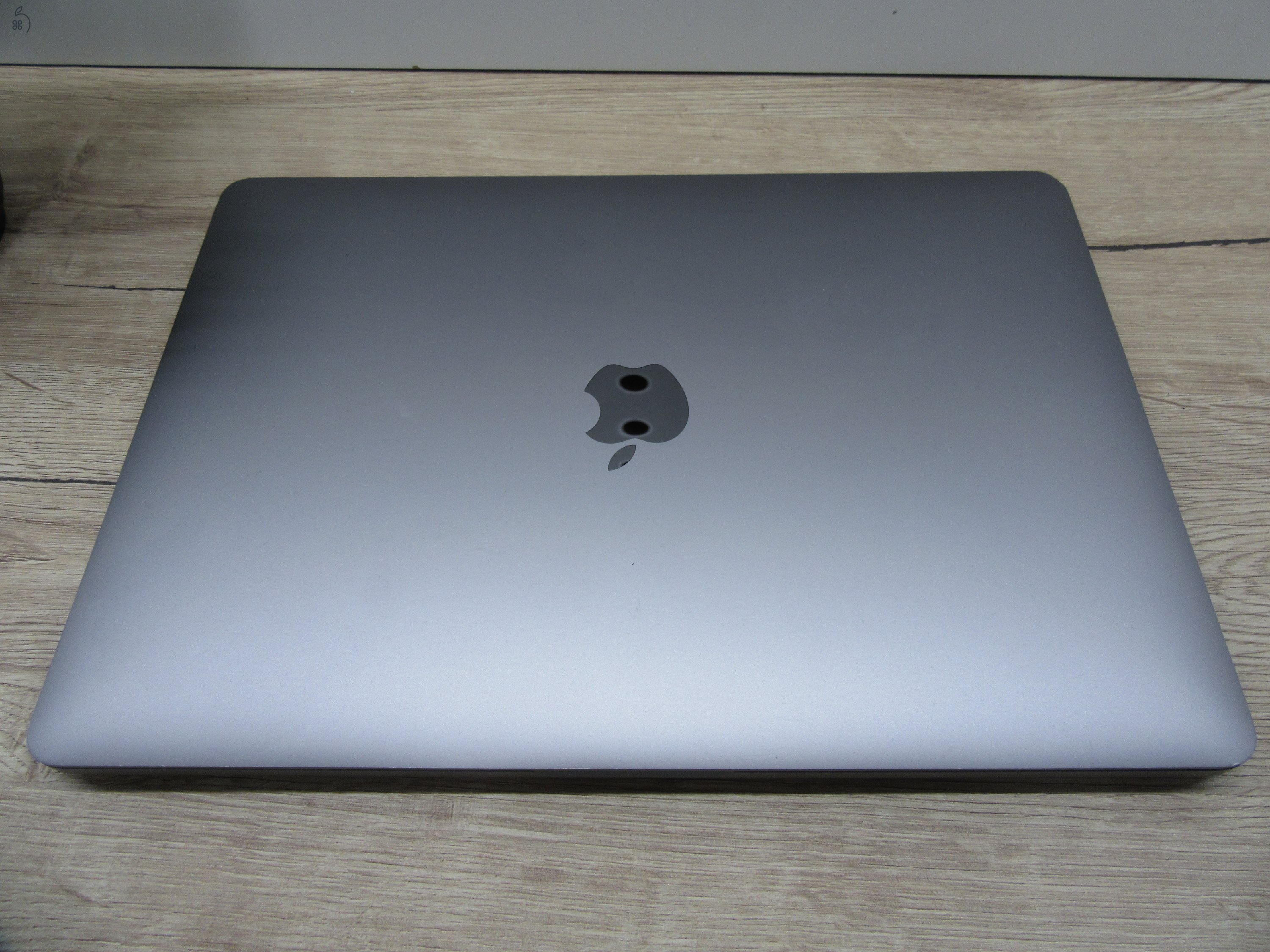 AKCIÓ!! Apple MacBook Pro 13” (2022, M2) – Retina, halk erő, akár 17 óra – 16 GB RAM – 500 GB SSD – Használt, szép állapot – 116 ciklus / 89% akku – 3 hónap garancia