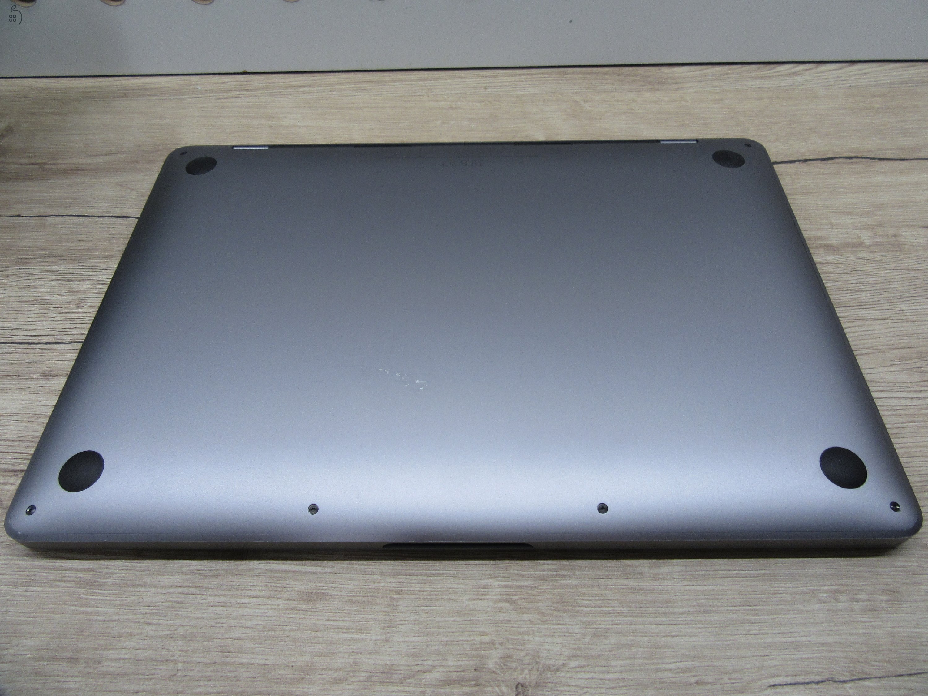 AKCIÓ!! Apple MacBook Pro 13” (2022, M2) – Retina, halk erő, akár 17 óra – 16 GB RAM – 500 GB SSD – Használt, szép állapot – 116 ciklus / 89% akku – 3 hónap garancia