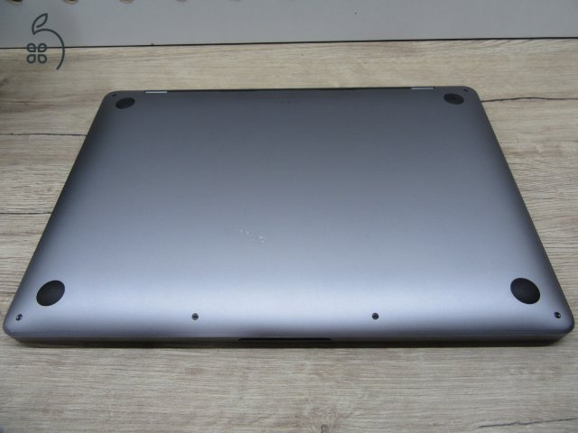 AKCIÓ!! Apple MacBook Pro 13” (2022, M2) – Retina, halk erő, akár 17 óra – 16 GB RAM – 500 GB SSD – Használt, szép állapot – 116 ciklus / 89% akku – 3 hónap garancia