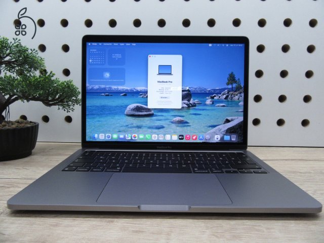 AKCIÓ!! Apple MacBook Pro 13” (2022, M2) – Retina, halk erő, akár 17 óra – 16 GB RAM – 500 GB SSD – Használt, szép állapot – 116 ciklus / 89% akku – 3 hónap garancia