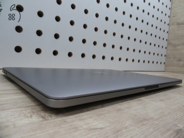 AKCIÓ!! Apple MacBook Pro 13” (2022, M2) – Retina, halk erő, akár 17 óra – 16 GB RAM – 500 GB SSD – Használt, szép állapot – 116 ciklus / 89% akku – 3 hónap garancia