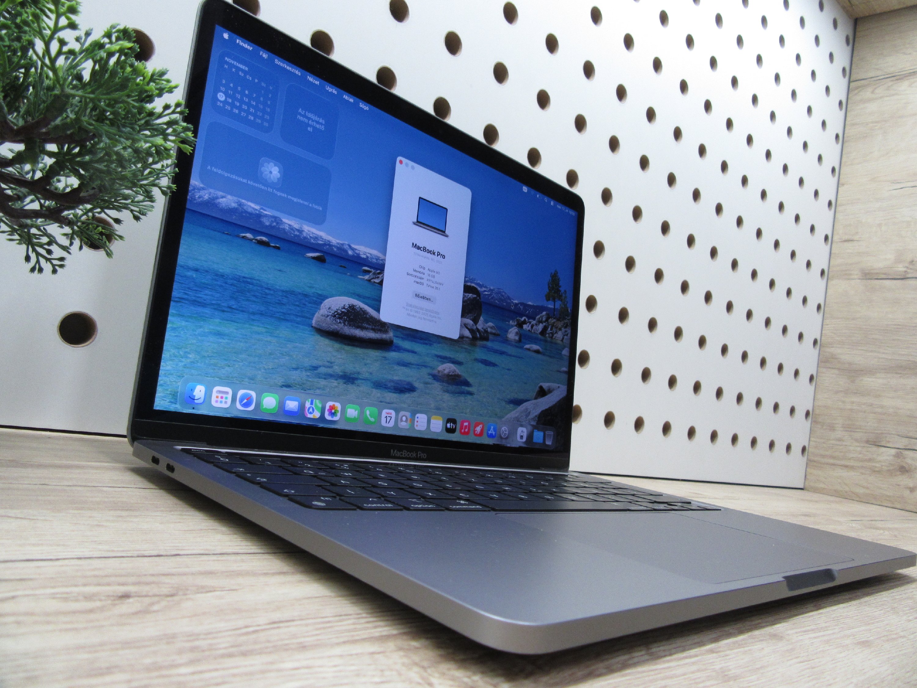 AKCIÓ!! Apple MacBook Pro 13” (2022, M2) – Retina, halk erő, akár 17 óra – 16 GB RAM – 500 GB SSD – Használt, szép állapot – 116 ciklus / 89% akku – 3 hónap garancia
