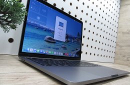 AKCIÓ!! Apple MacBook Pro 13” (2022, M2) – Retina, halk erő, akár 17 óra – 16 GB RAM – 500 GB SSD – Használt, szép állapot – 116 ciklus / 89% akku – 3 hónap garancia