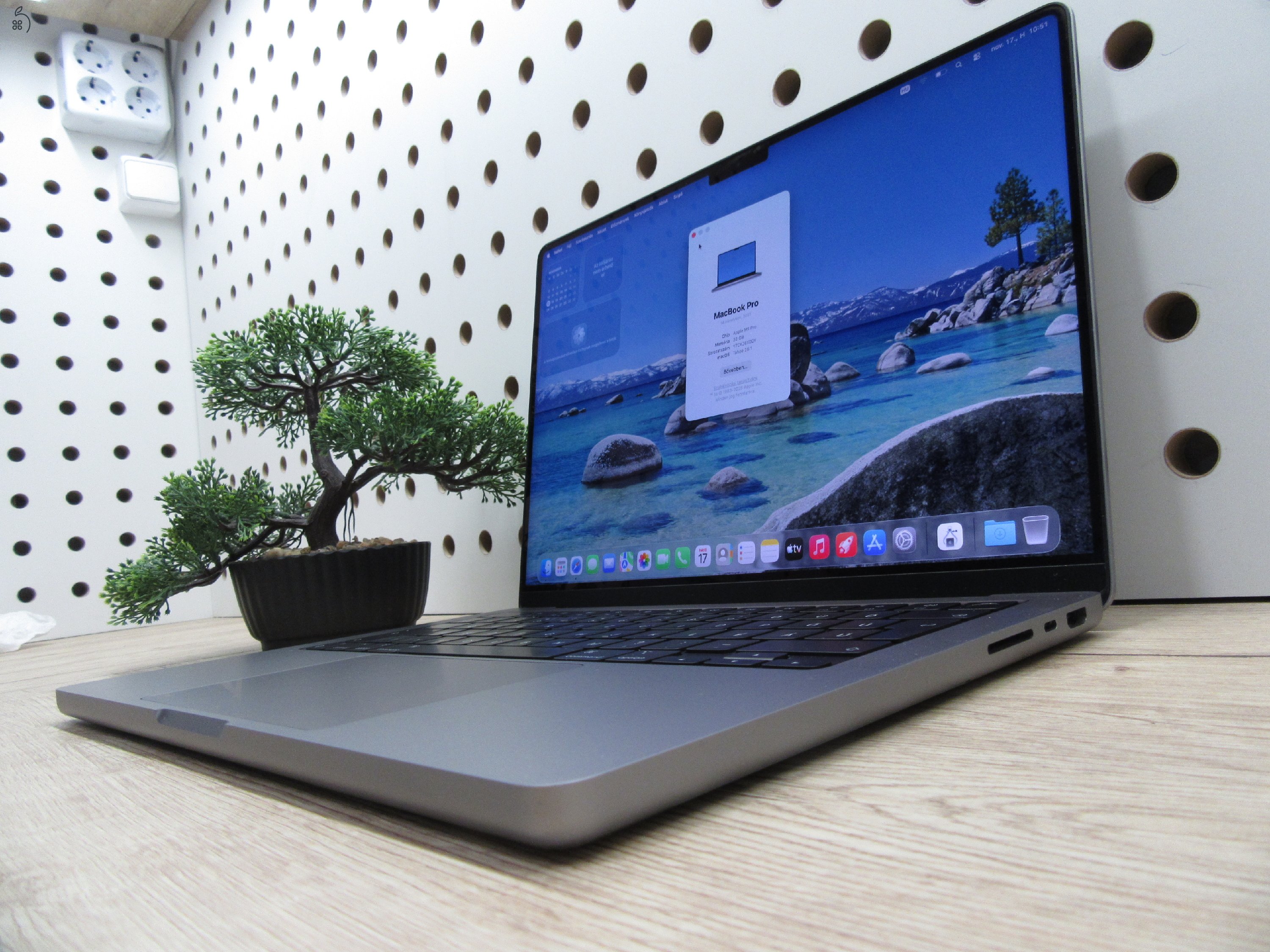 Apple MacBook Pro 14” (2021, M1 Pro) – Liquid Retina XDR + ProMotion 120 Hz, akár 17 óra – 32 GB RAM – 500 GB SSD – Használt, karcmentes – 305 ciklus / 84% akku – 3 hónap garancia