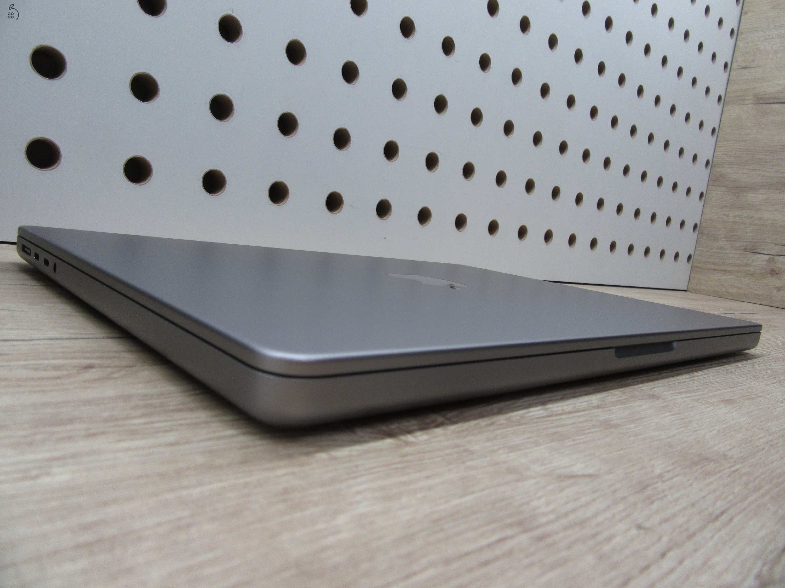 Apple MacBook Pro 14” (2021, M1 Pro) – Liquid Retina XDR + ProMotion 120 Hz, akár 17 óra – 32 GB RAM – 500 GB SSD – Használt, karcmentes – 305 ciklus / 84% akku – 3 hónap garancia