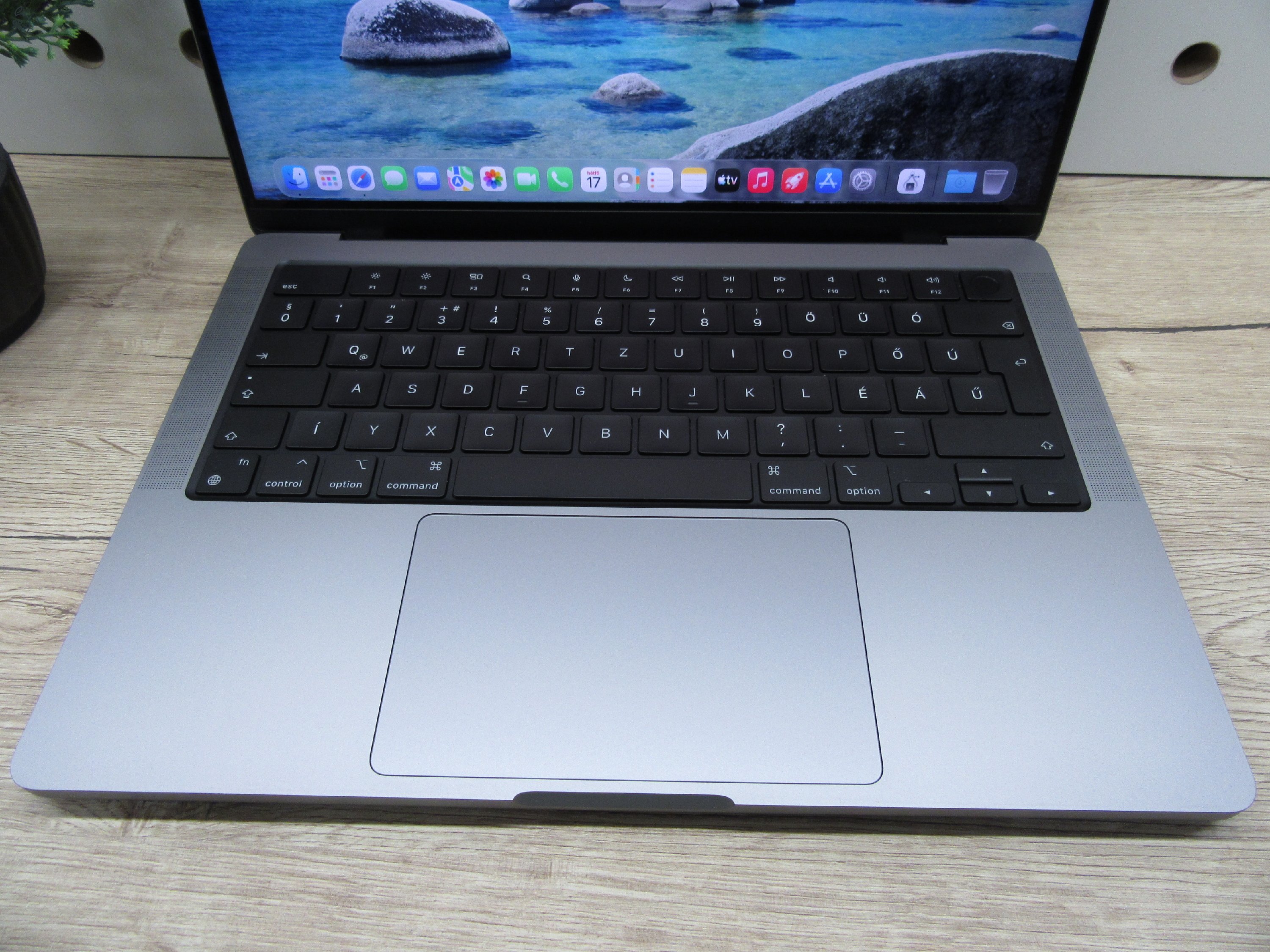 Apple MacBook Pro 14” (2021, M1 Pro) – Liquid Retina XDR + ProMotion 120 Hz, akár 17 óra – 32 GB RAM – 500 GB SSD – Használt, karcmentes – 305 ciklus / 84% akku – 3 hónap garancia