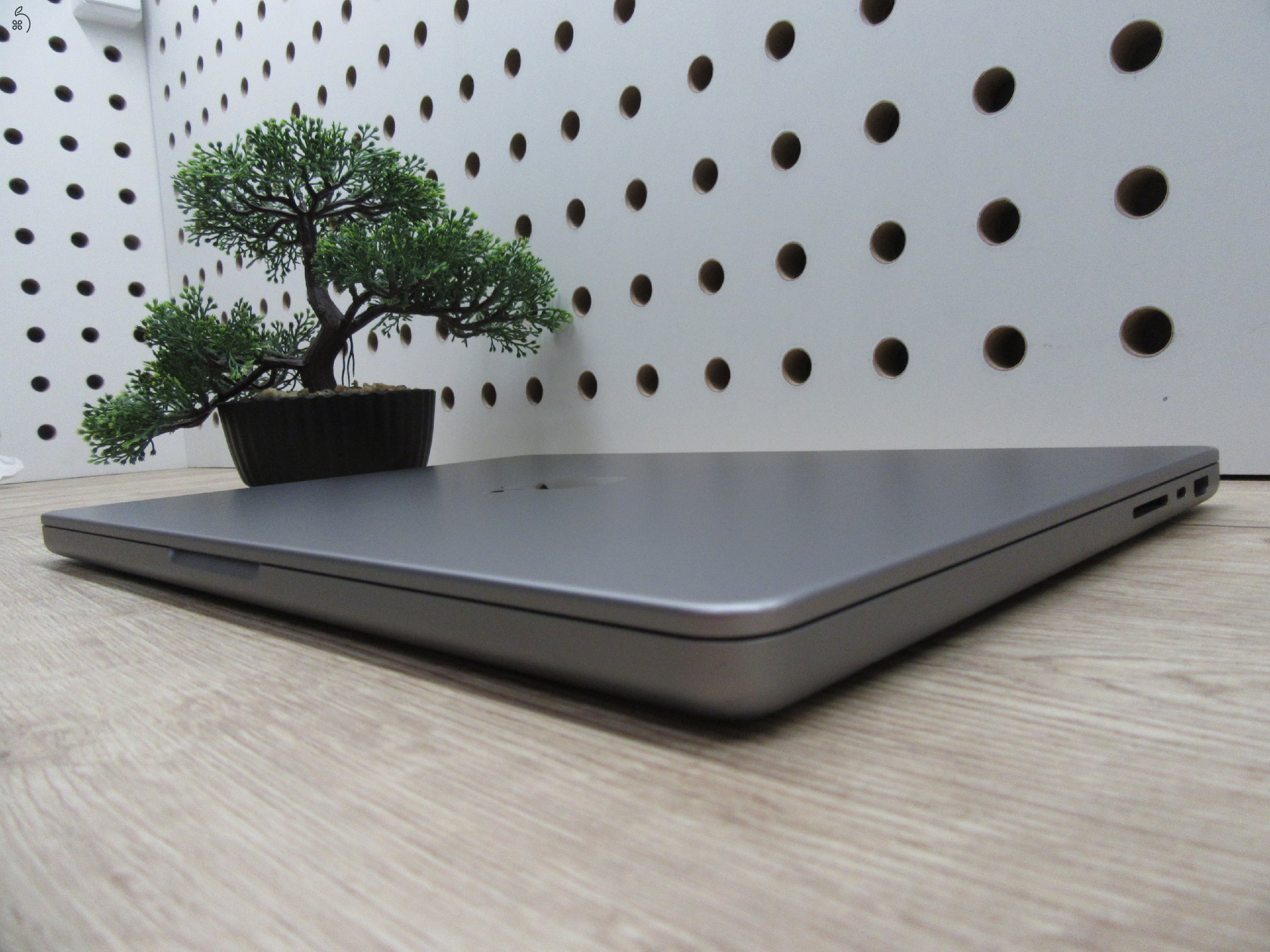 Apple MacBook Pro 14” (2021, M1 Pro) – Liquid Retina XDR + ProMotion 120 Hz, akár 17 óra – 32 GB RAM – 500 GB SSD – Használt, karcmentes – 305 ciklus / 84% akku – 3 hónap garancia