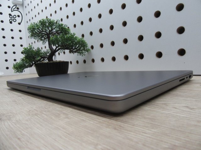 Apple MacBook Pro 14” (2021, M1 Pro) – Liquid Retina XDR + ProMotion 120 Hz, akár 17 óra – 32 GB RAM – 500 GB SSD – Használt, karcmentes – 305 ciklus / 84% akku – 3 hónap garancia