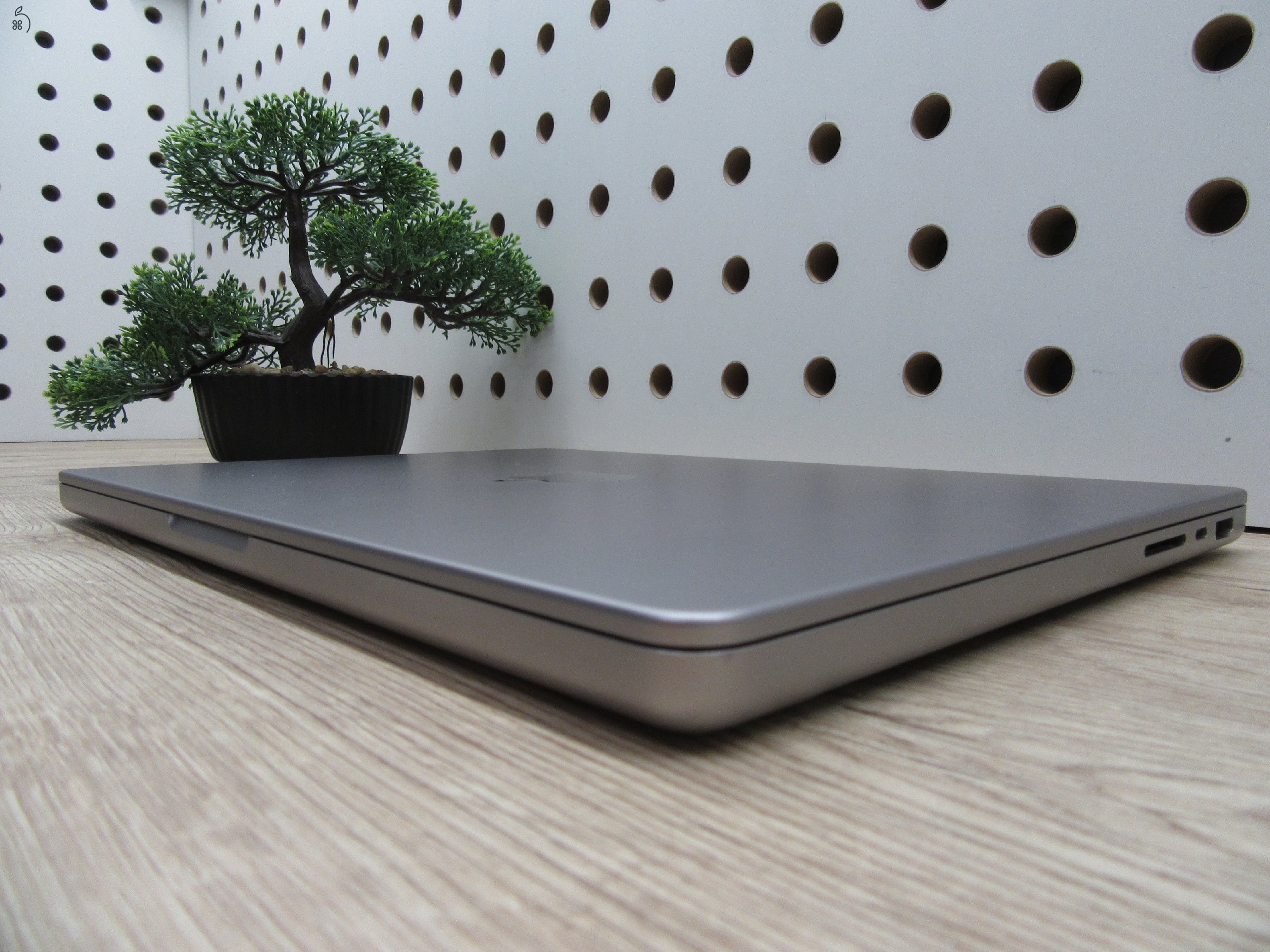 Apple MacBook Pro 14” (2021, M1 Pro) – Liquid Retina XDR + ProMotion 120 Hz, akár 17 óra – 16 GB RAM – 1 TB SSD – Használt, karcmentes – ~86% akku – 3 hónap garancia