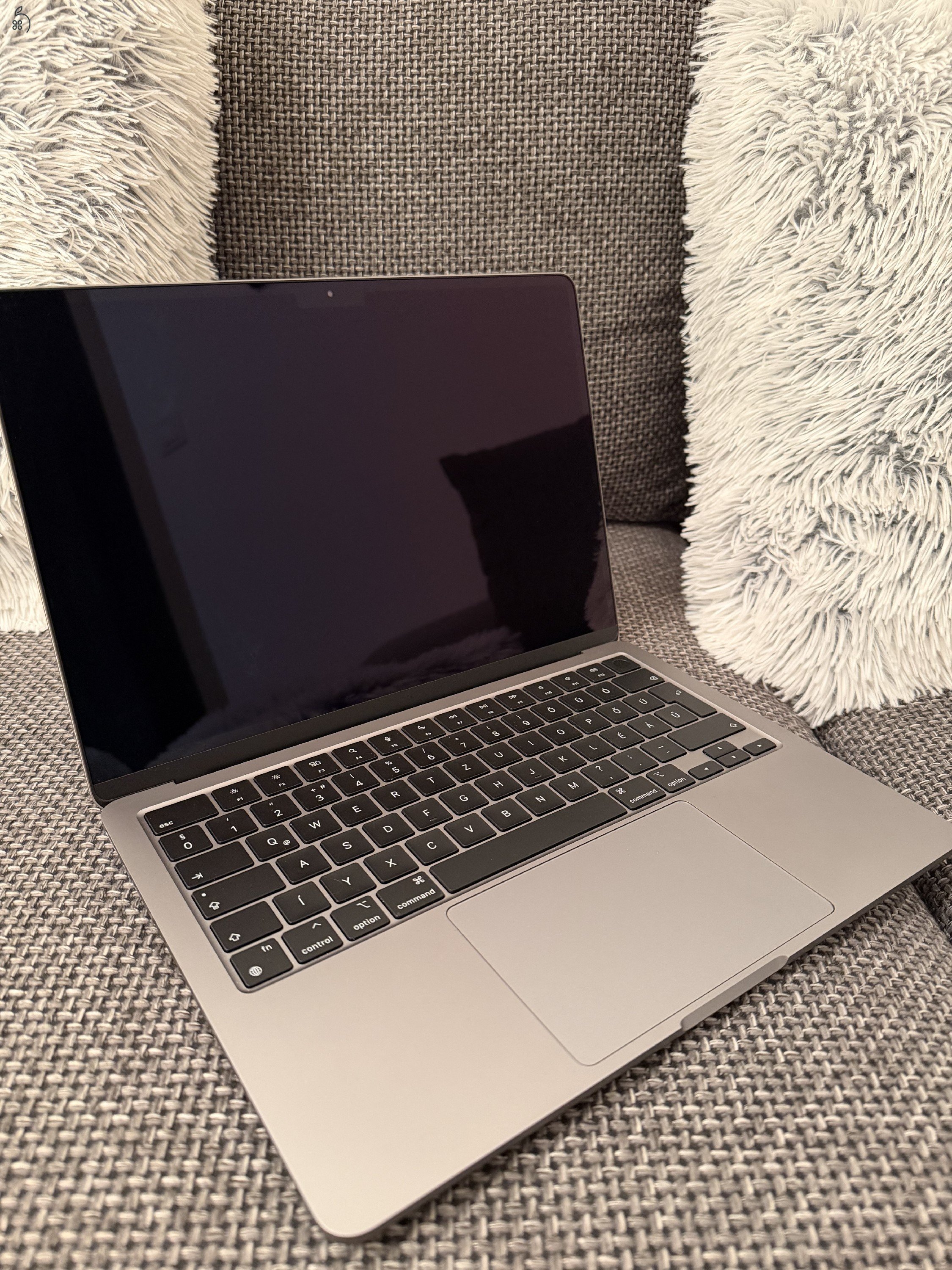 Hibátlan, új állapotú M2 MacBook Air 13'. 46 töltési ciklus - 98% akksi, HUN