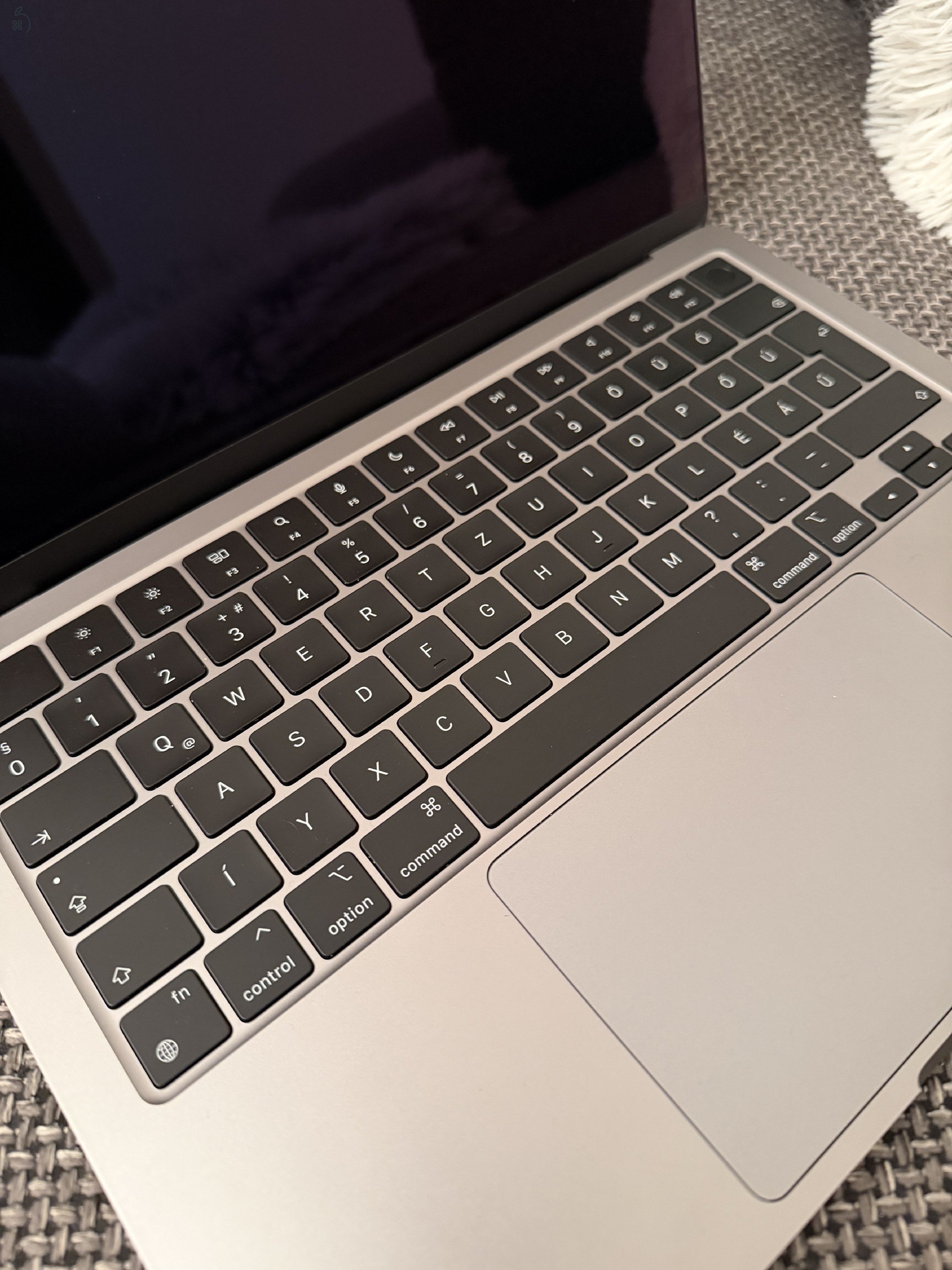 Hibátlan, új állapotú M2 MacBook Air 13'. 46 töltési ciklus - 98% akksi, HUN