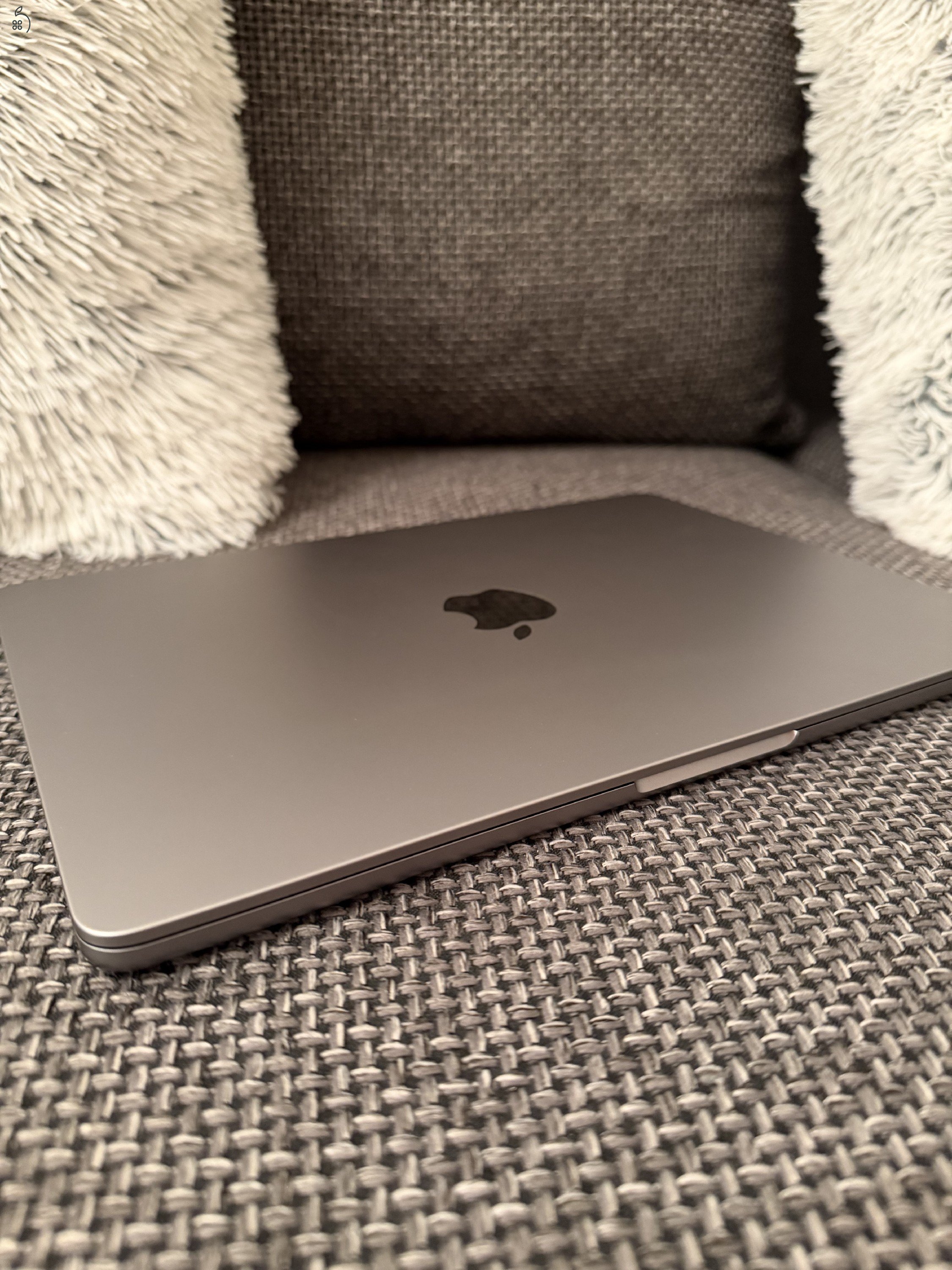 Hibátlan, új állapotú M2 MacBook Air 13'. 46 töltési ciklus - 98% akksi, HUN