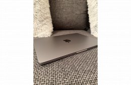 Hibátlan, új állapotú M2 MacBook Air 13'. 46 töltési ciklus - 98% akksi, HUN