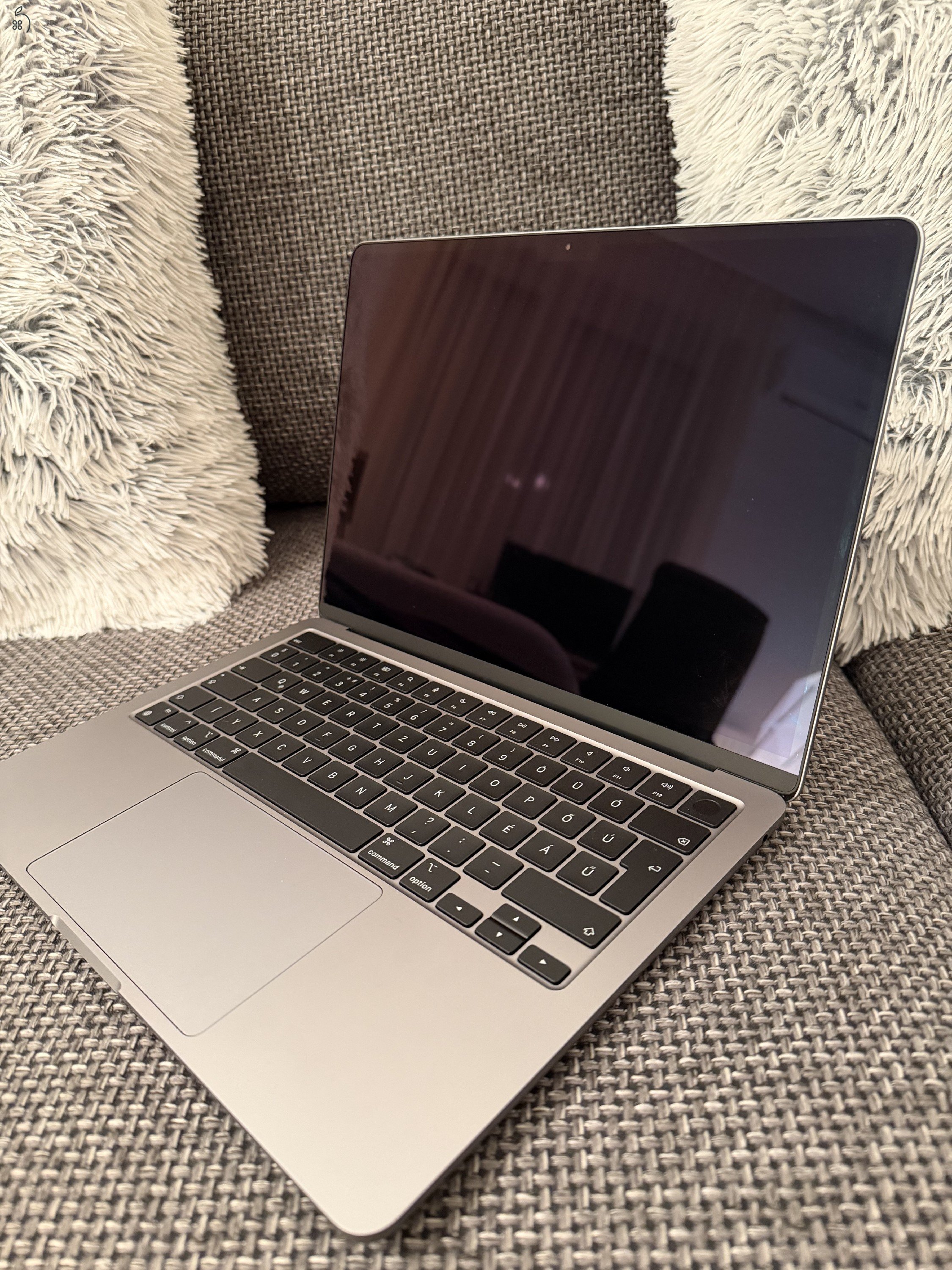 Hibátlan, új állapotú M2 MacBook Air 13'. 46 töltési ciklus - 98% akksi, HUN