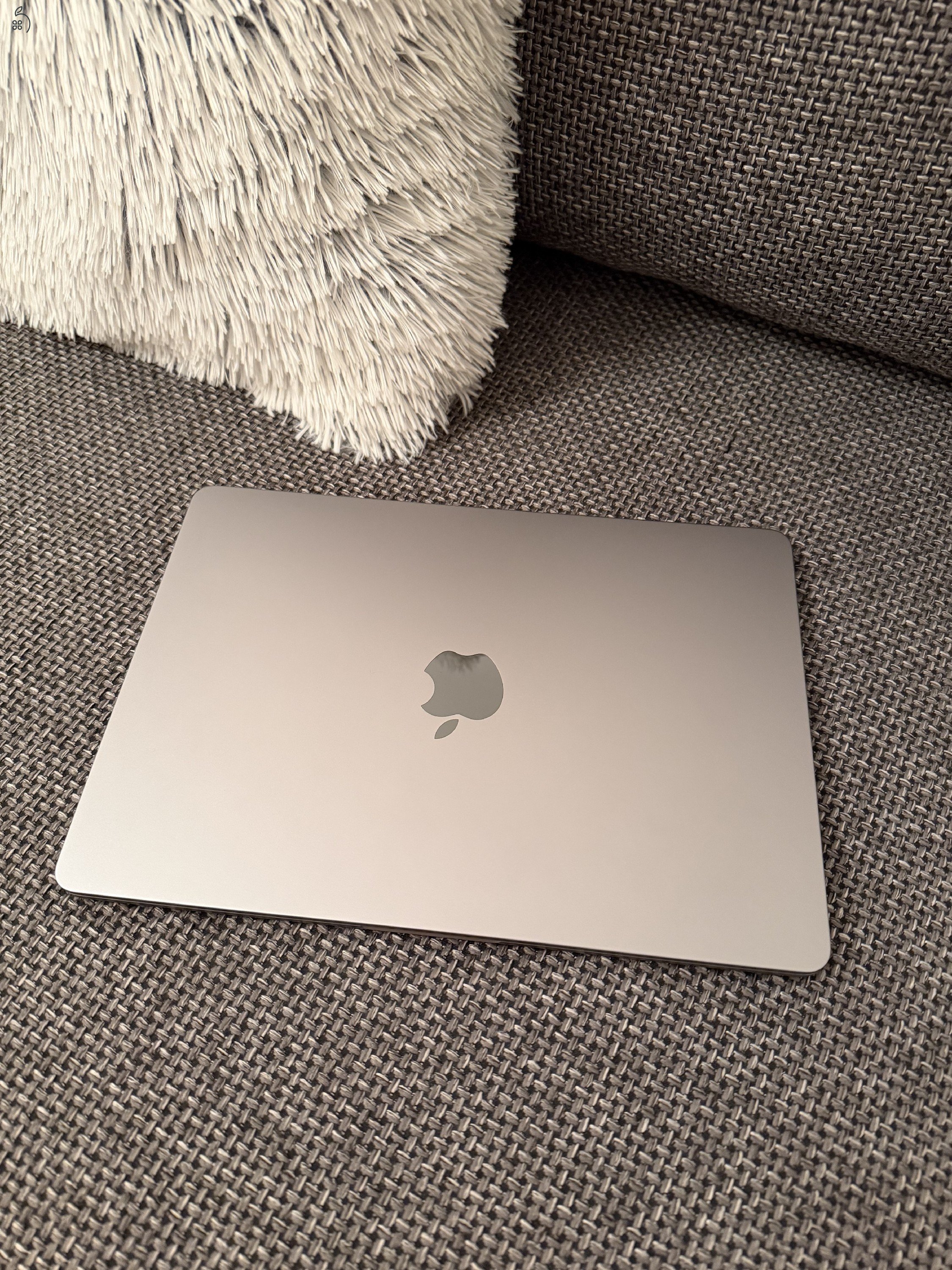 Hibátlan, új állapotú M2 MacBook Air 13'. 46 töltési ciklus - 98% akksi, HUN