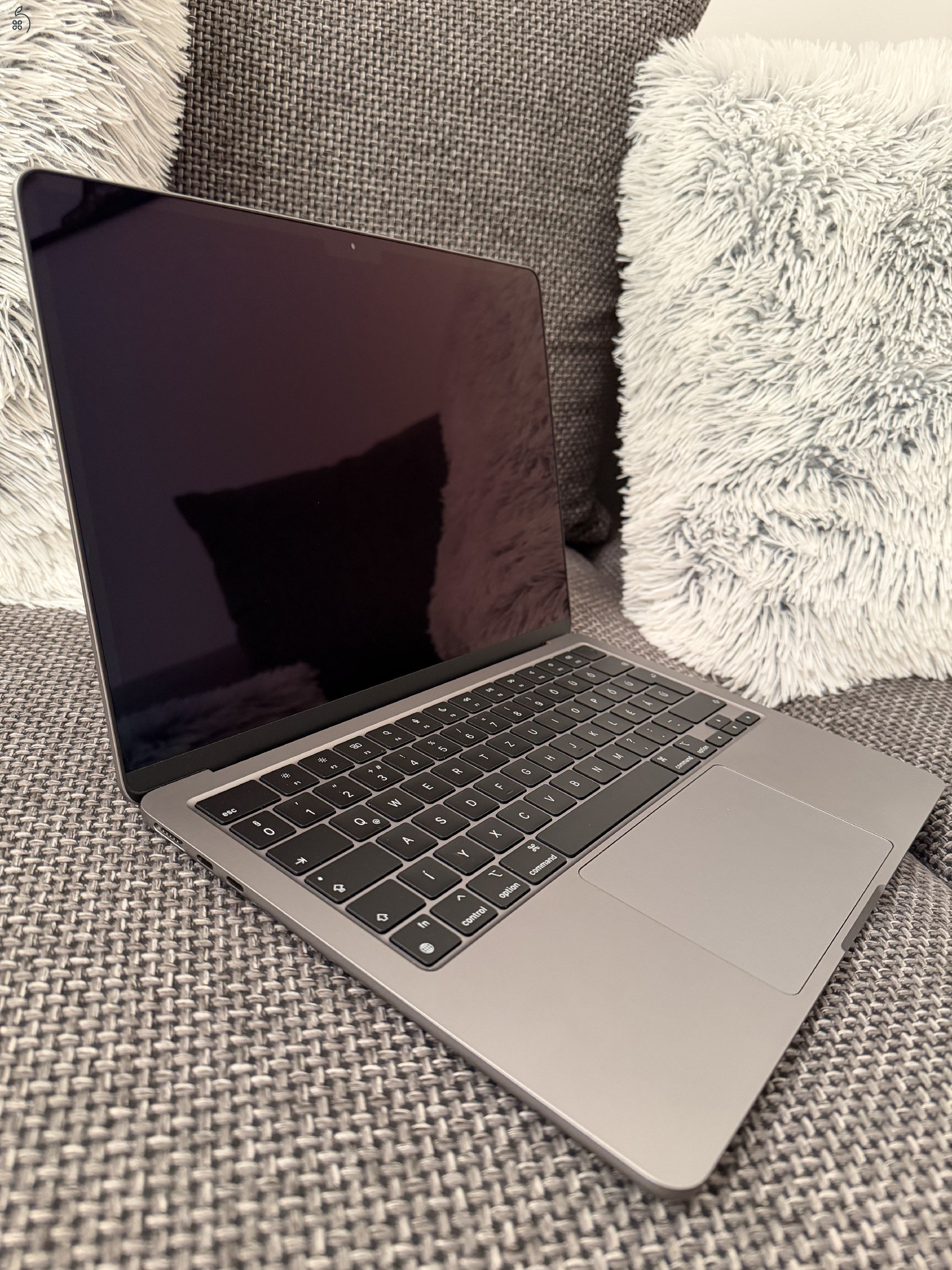 Hibátlan, új állapotú M2 MacBook Air 13'. 46 töltési ciklus - 98% akksi, HUN