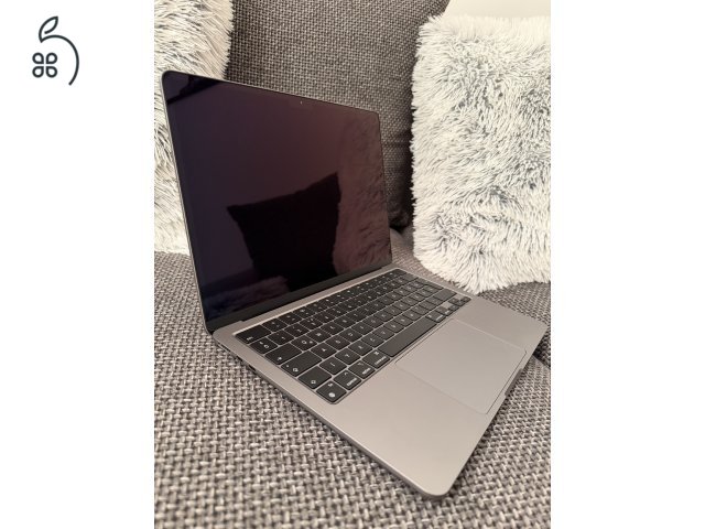 Hibátlan, új állapotú M2 MacBook Air 13'. 46 töltési ciklus - 98% akksi, HUN