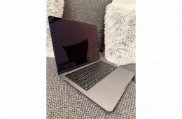 Hibátlan, új állapotú M2 MacBook Air 13'. 46 töltési ciklus - 98% akksi, HUN