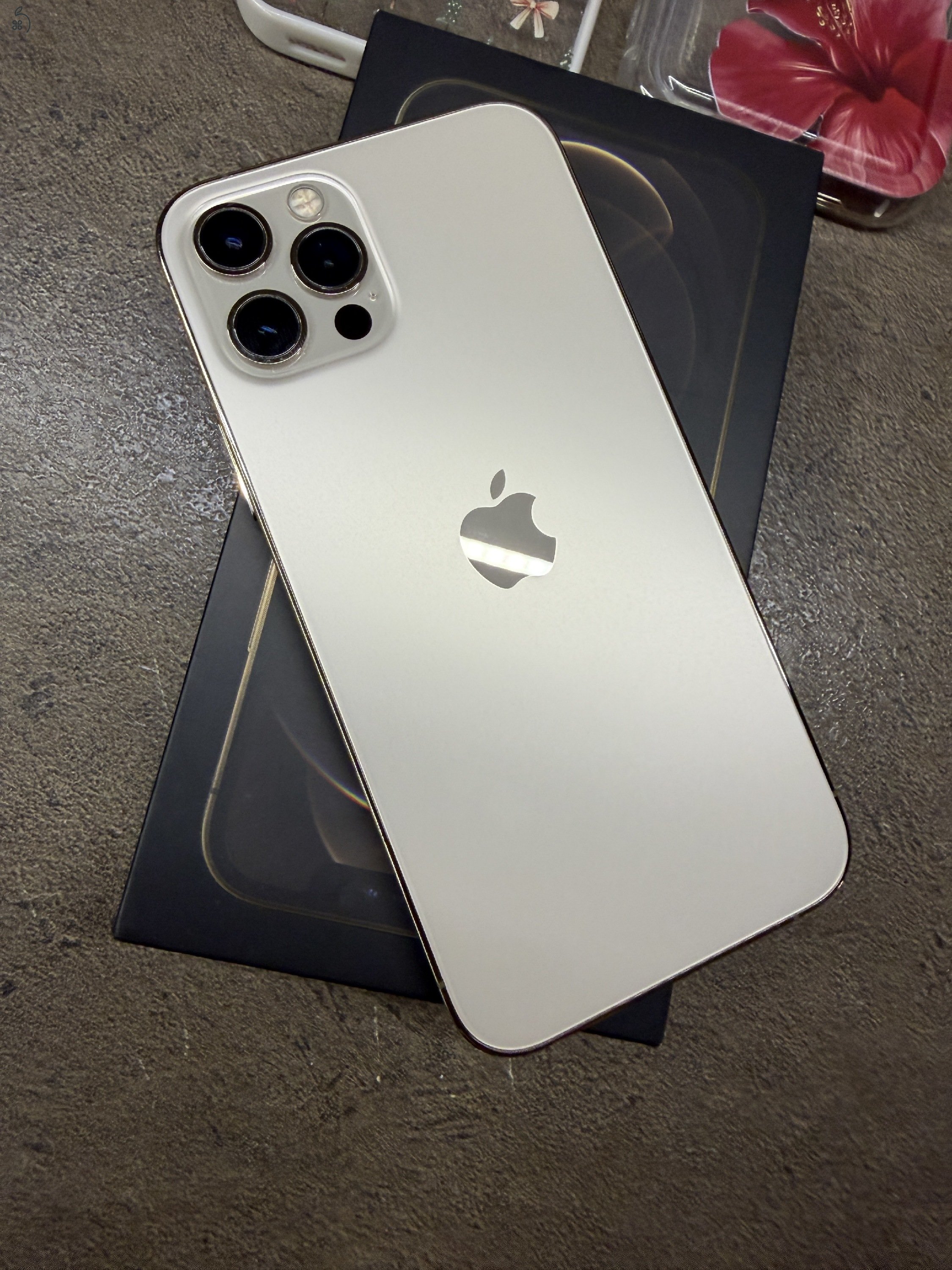 Eladó iPhone 12 Pro 128 GB Arany szín, gyönyörű állapotban,akkumulátor eredeti, állapota 83%. 