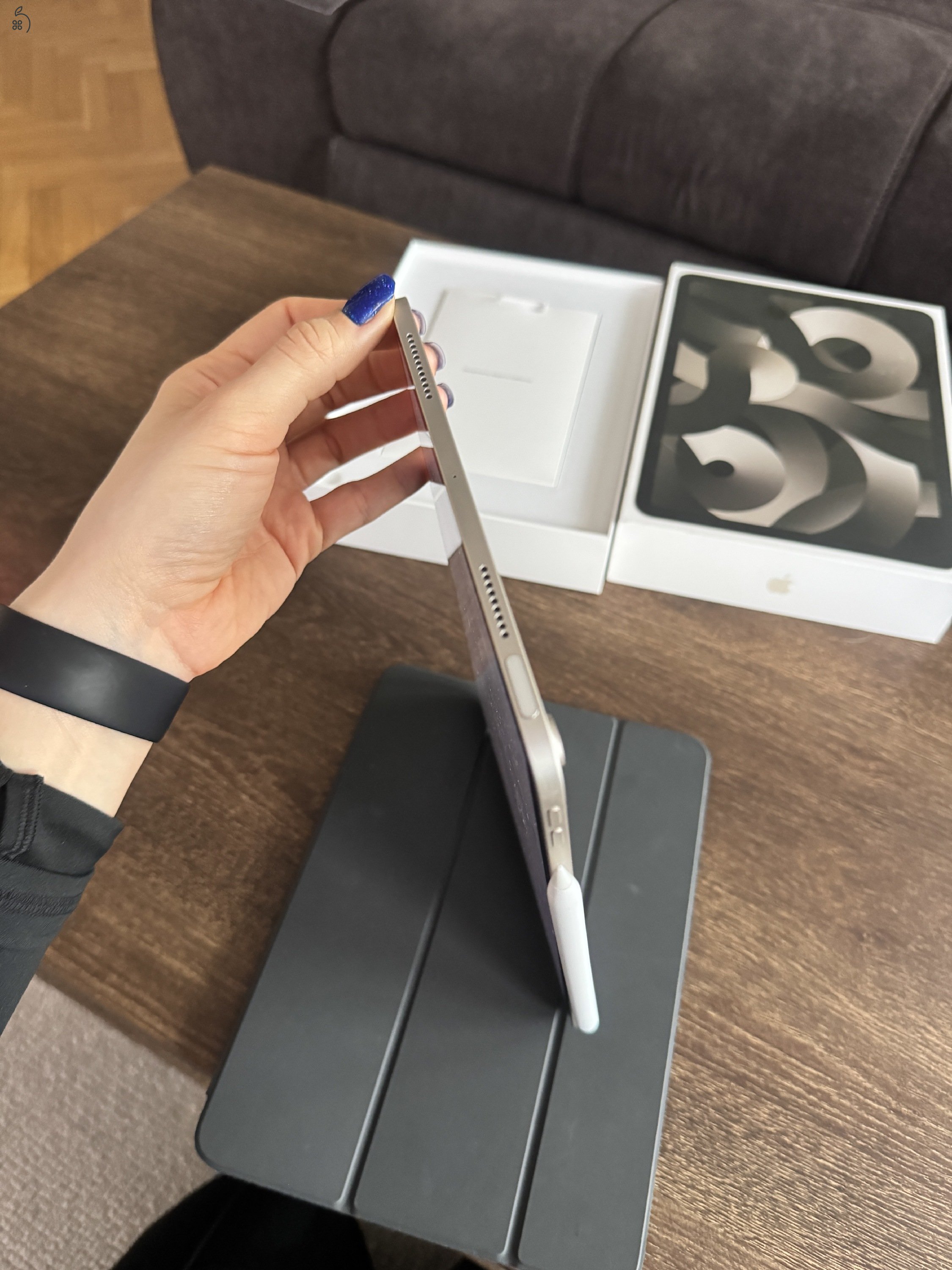 Eladó iPad Air 5. generáció – 64GB Wi-Fi – Starlight + Apple Pencil + eredeti Apple tok