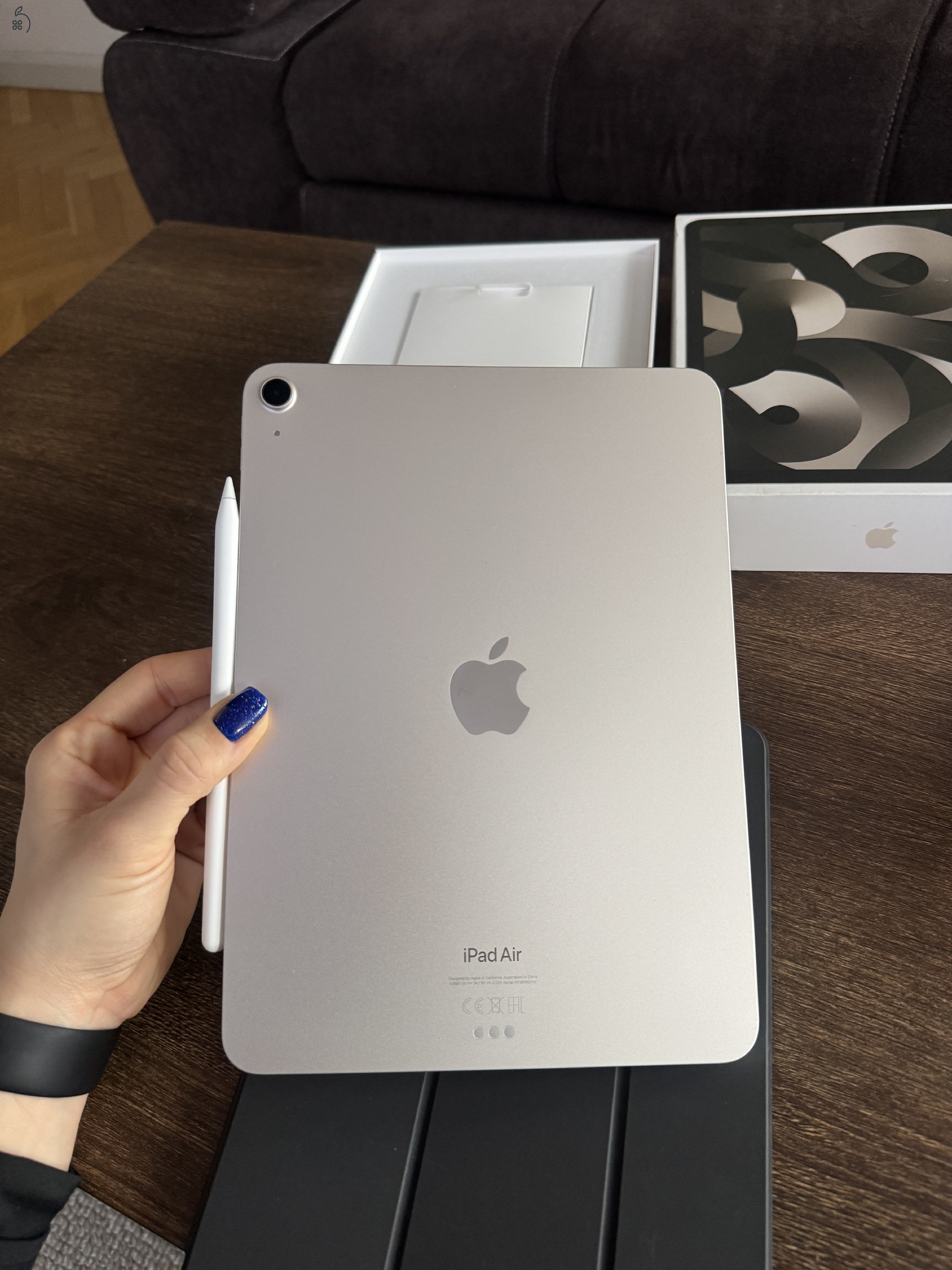 Eladó iPad Air 5. generáció – 64GB Wi-Fi – Starlight + Apple Pencil + eredeti Apple tok