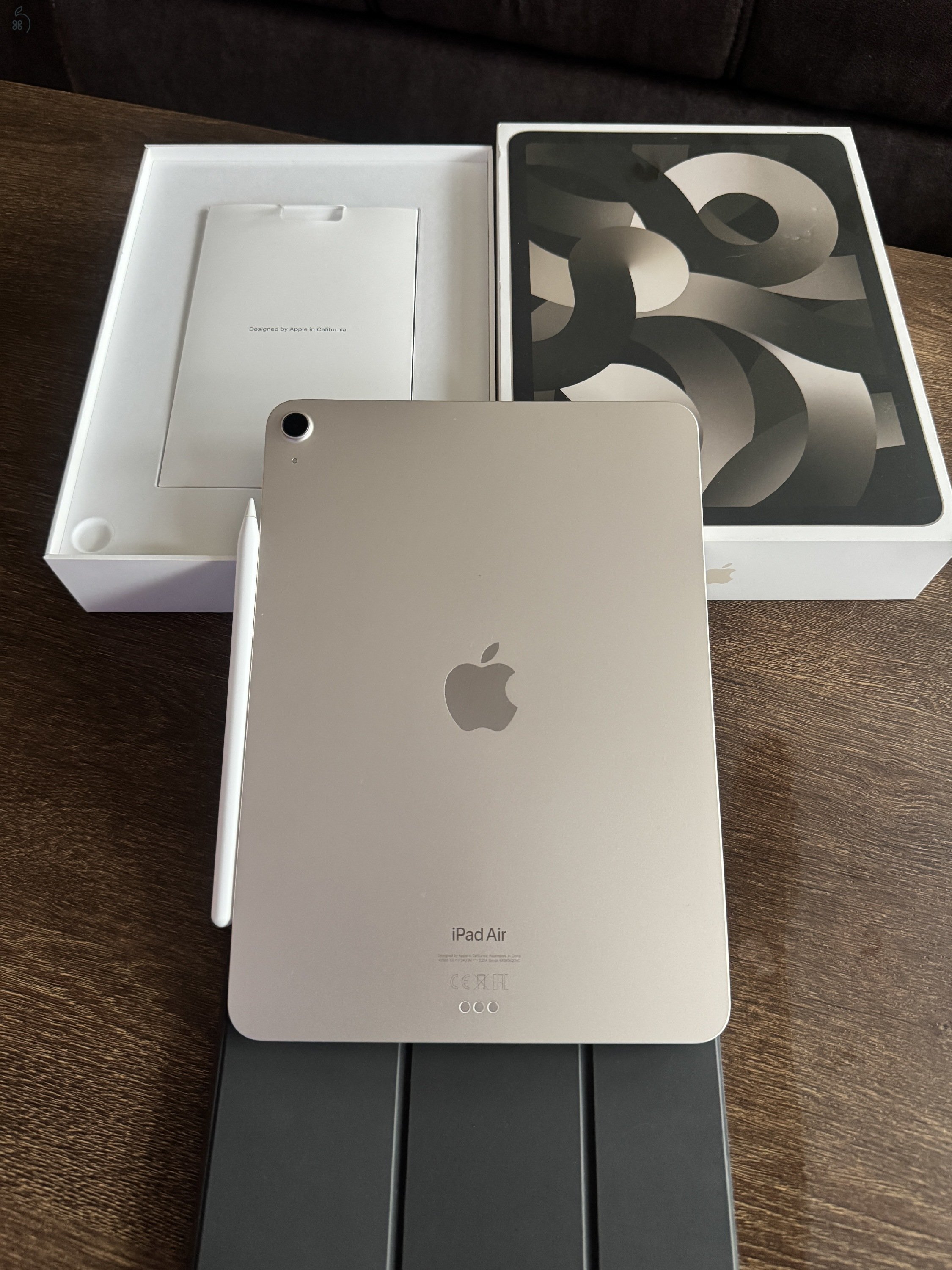 Eladó iPad Air 5. generáció – 64GB Wi-Fi – Starlight + Apple Pencil + eredeti Apple tok