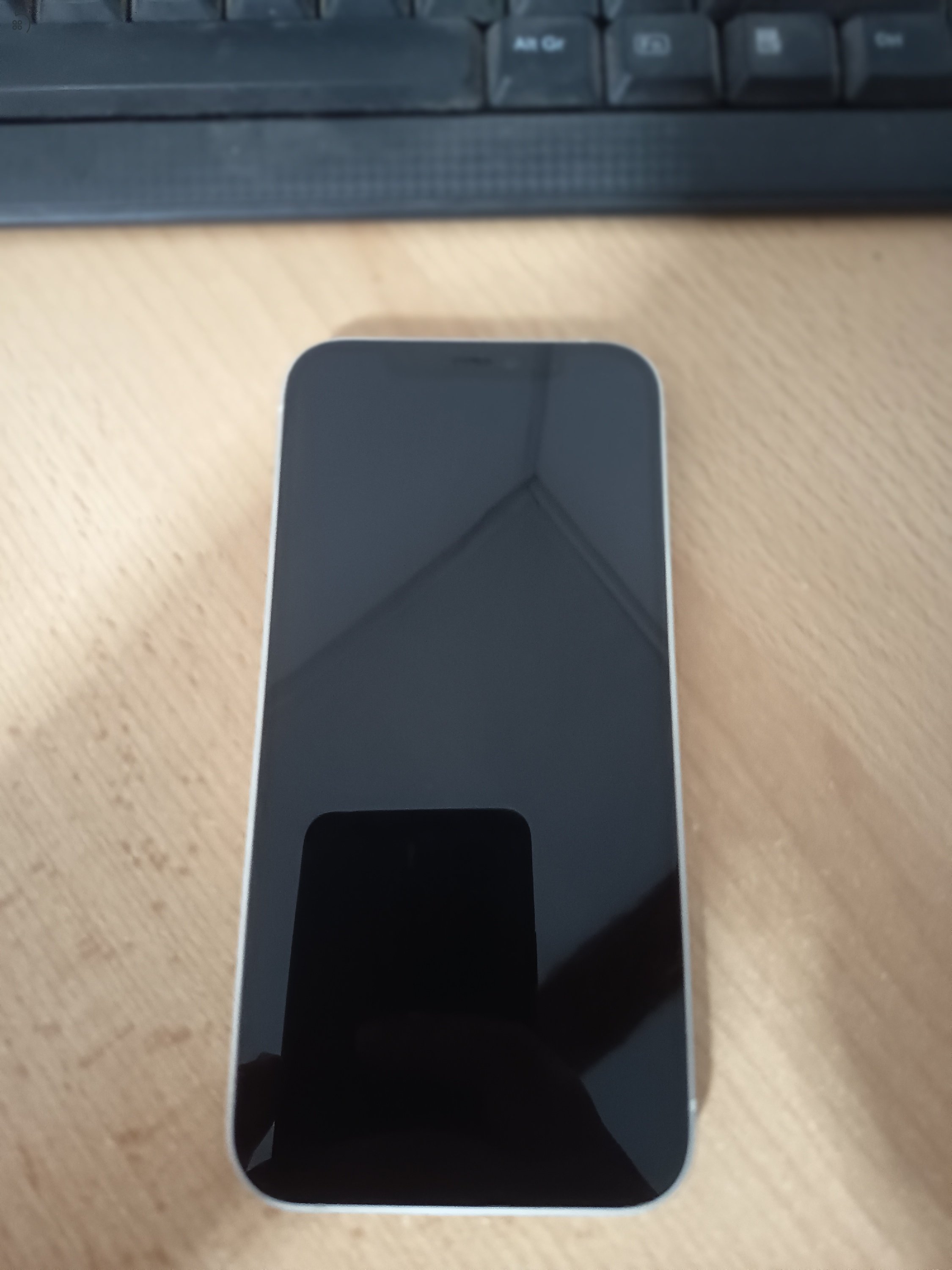 Fehér iPhone 12 eladó