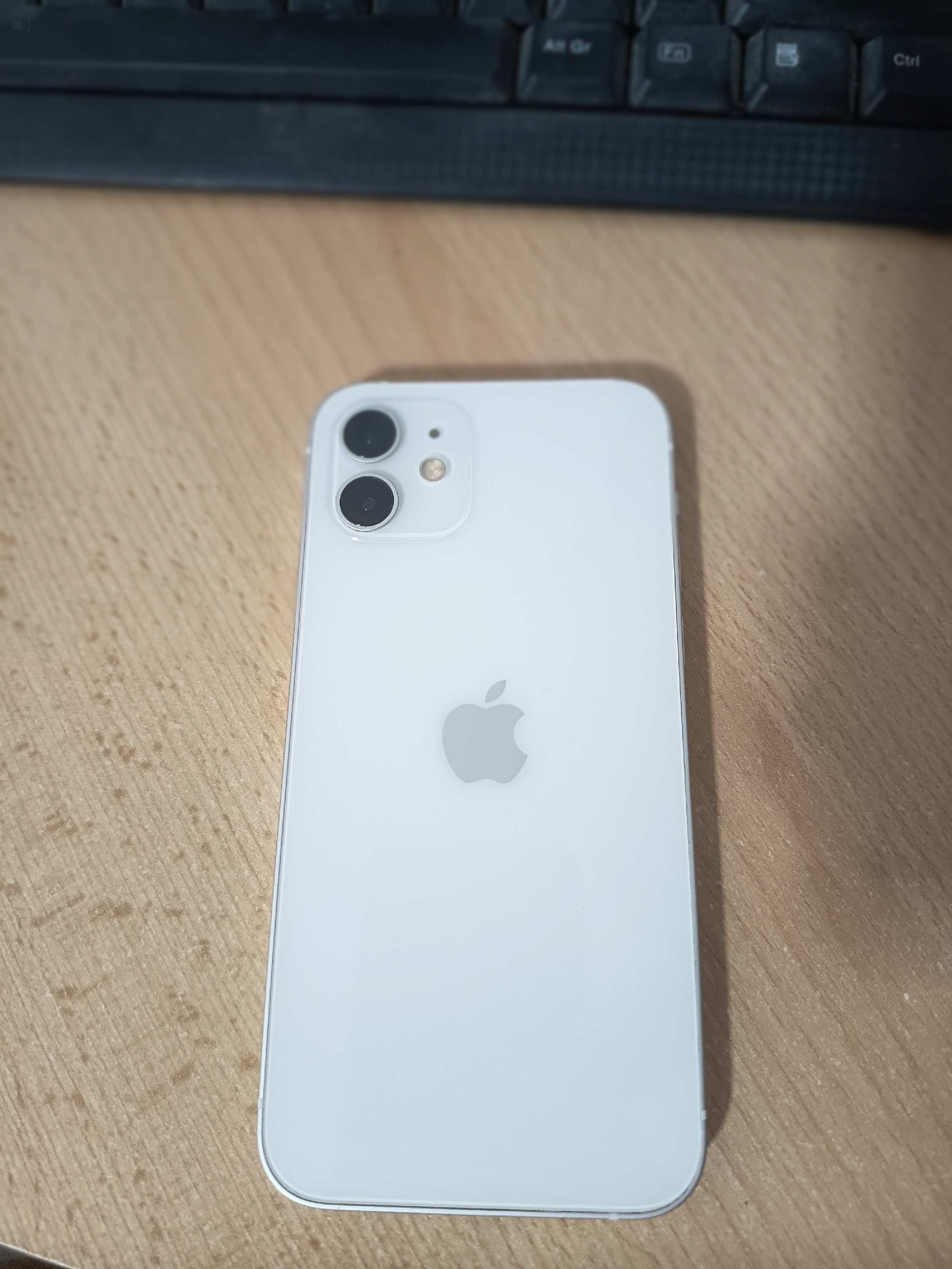 Fehér iPhone 12 eladó