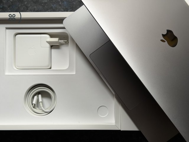 MacBook Pro 13” 2020 2,0GHz i5 Quad-Core 16GB 512GB SSD! TouchBar 