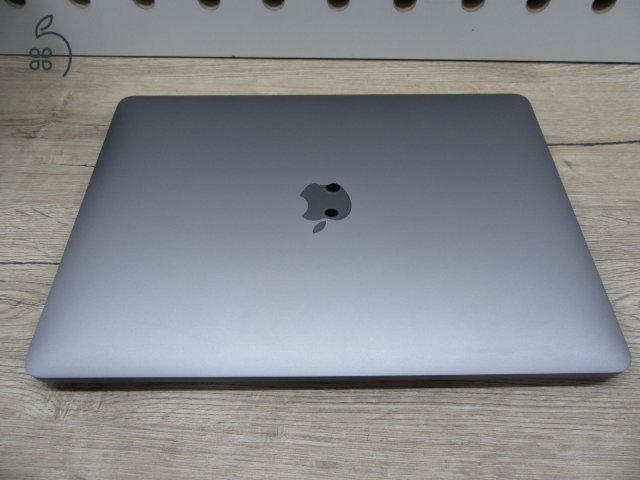Apple MacBook Pro 13” (2020, M1) – Retina 2560×1600, akár 17 óra – 8 GB RAM – 500 GB SSD – Használt, karcmentes – 278 ciklus / 91% akku – 3 hónap garancia
