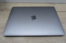 Apple MacBook Pro 13” (2020, M1) – Retina 2560×1600, akár 17 óra – 8 GB RAM – 500 GB SSD – Használt, karcmentes – 278 ciklus / 91% akku – 3 hónap garancia