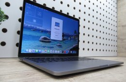 Apple MacBook Pro 13” (2020, M1) – Retina 2560×1600, akár 17 óra – 8 GB RAM – 500 GB SSD – Használt, karcmentes – 278 ciklus / 91% akku – 3 hónap garancia
