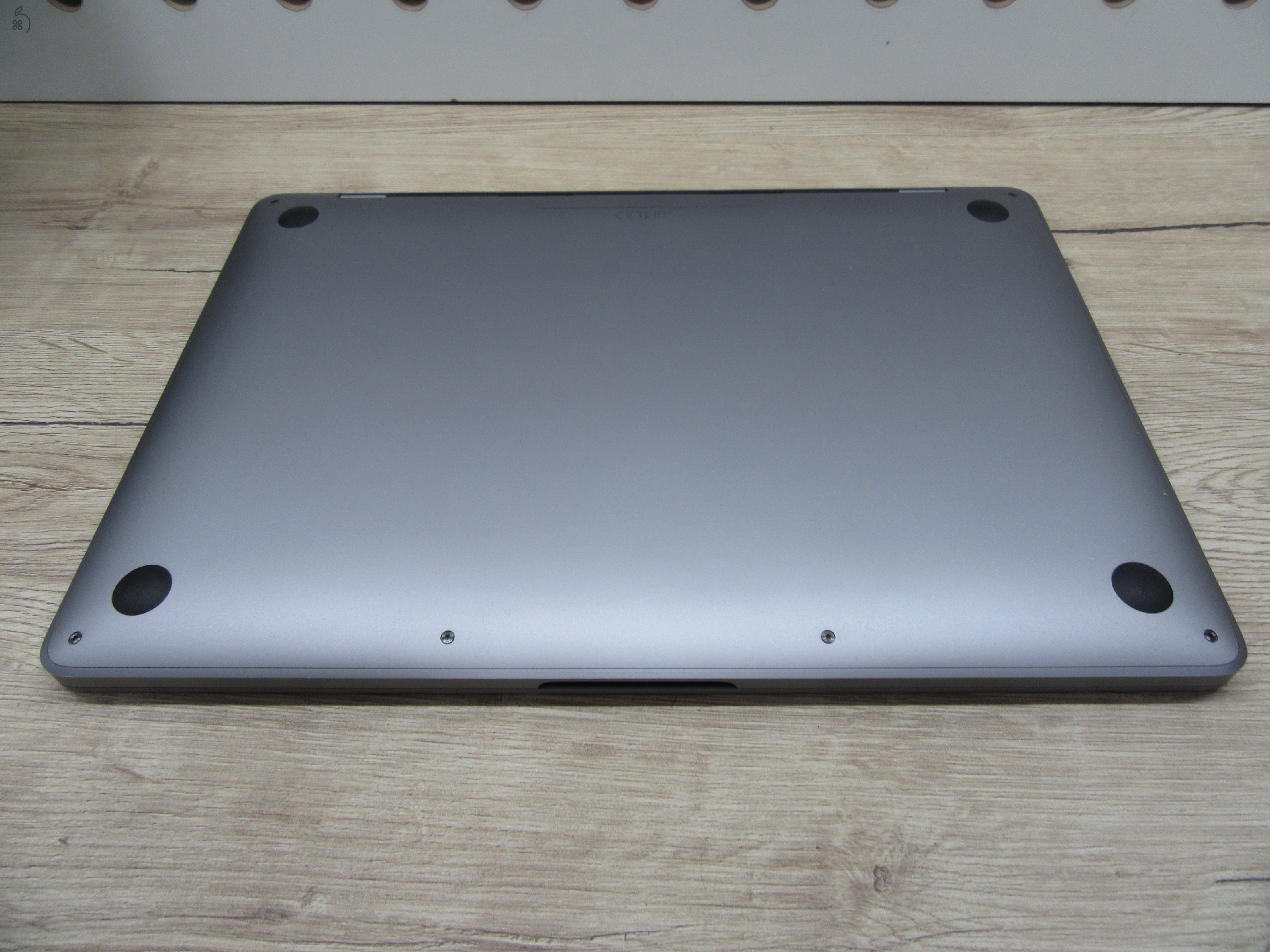 Apple MacBook Pro 13” (2020, M1) – Retina 2560×1600, akár 17 óra – 8 GB RAM – 500 GB SSD – Használt, karcmentes – 278 ciklus / 91% akku – 3 hónap garancia