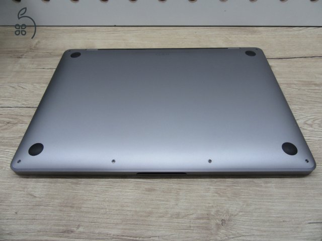 Apple MacBook Pro 13” (2020, M1) – Retina 2560×1600, akár 17 óra – 8 GB RAM – 500 GB SSD – Használt, karcmentes – 278 ciklus / 91% akku – 3 hónap garancia