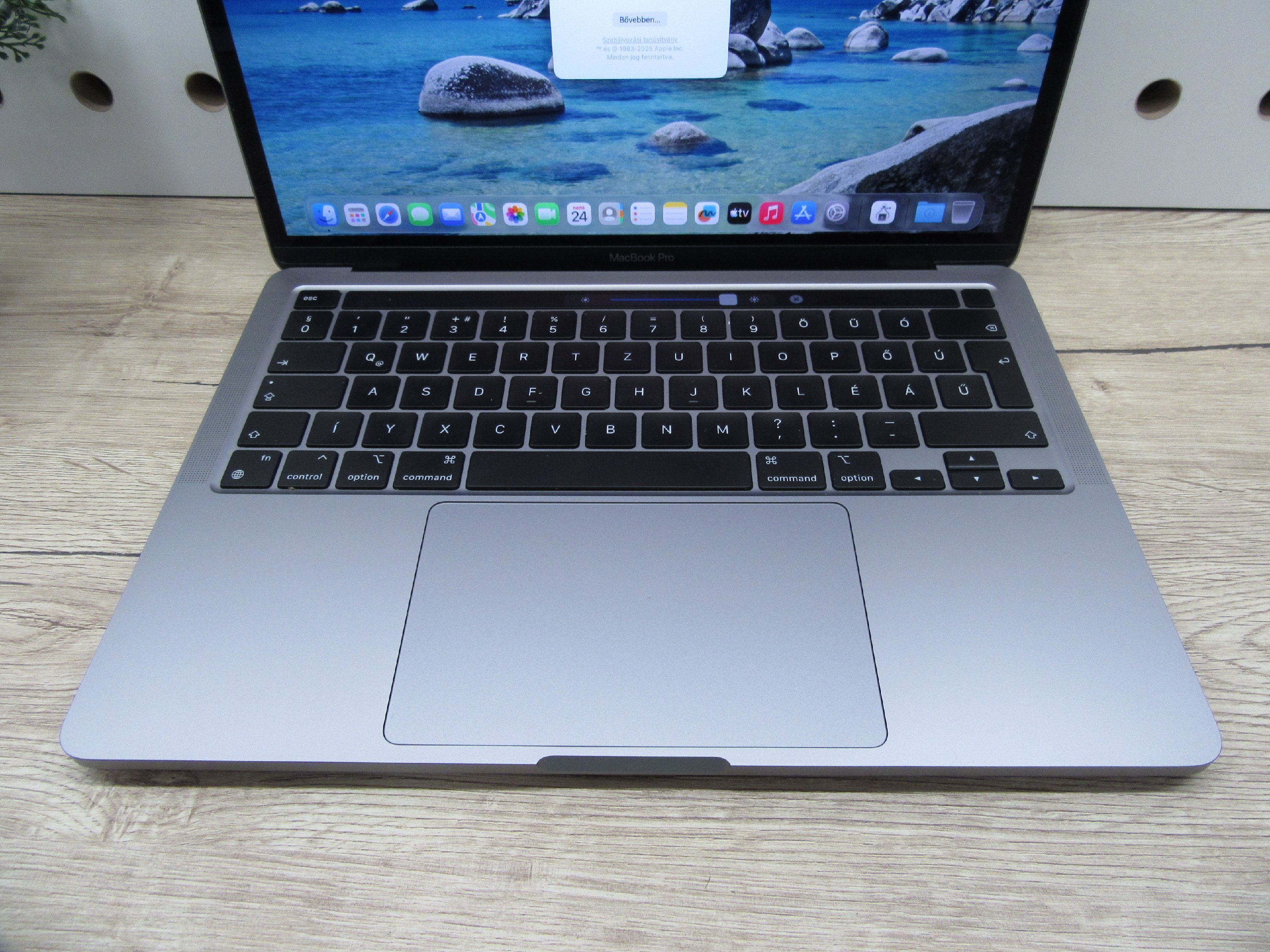 Apple MacBook Pro 13” (2020, M1) – Retina 2560×1600, akár 17 óra – 8 GB RAM – 500 GB SSD – Használt, karcmentes – 278 ciklus / 91% akku – 3 hónap garancia