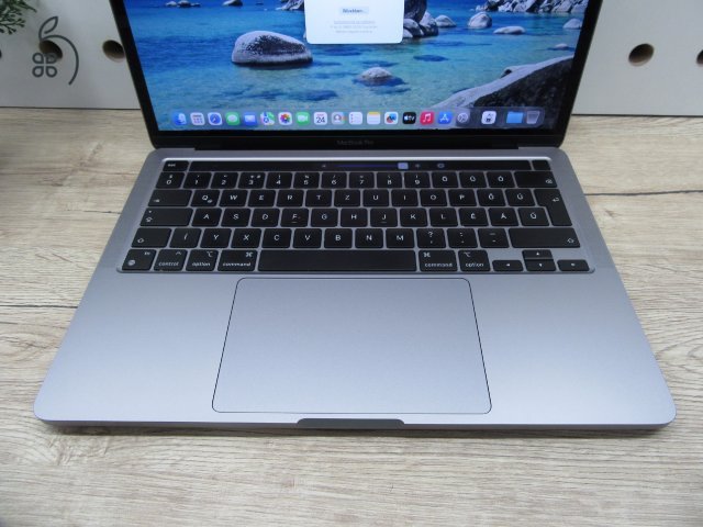 Apple MacBook Pro 13” (2020, M1) – Retina 2560×1600, akár 17 óra – 8 GB RAM – 500 GB SSD – Használt, karcmentes – 278 ciklus / 91% akku – 3 hónap garancia