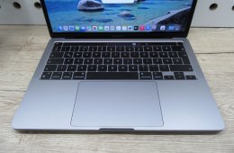 Apple MacBook Pro 13” (2020, M1) – Retina 2560×1600, akár 17 óra – 8 GB RAM – 500 GB SSD – Használt, karcmentes – 278 ciklus / 91% akku – 3 hónap garancia
