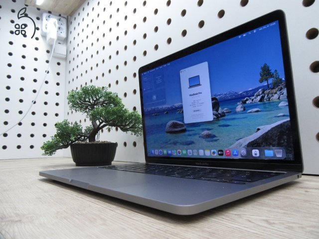 Apple MacBook Pro 13” (2020, M1) – Retina 2560×1600, akár 17 óra – 8 GB RAM – 500 GB SSD – Használt, karcmentes – 278 ciklus / 91% akku – 3 hónap garancia