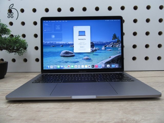 Apple MacBook Pro 13” (2020, M1) – Retina 2560×1600, akár 17 óra – 8 GB RAM – 500 GB SSD – Használt, karcmentes – 278 ciklus / 91% akku – 3 hónap garancia