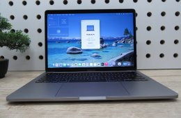 Apple MacBook Pro 13” (2020, M1) – Retina 2560×1600, akár 17 óra – 8 GB RAM – 500 GB SSD – Használt, karcmentes – 278 ciklus / 91% akku – 3 hónap garancia
