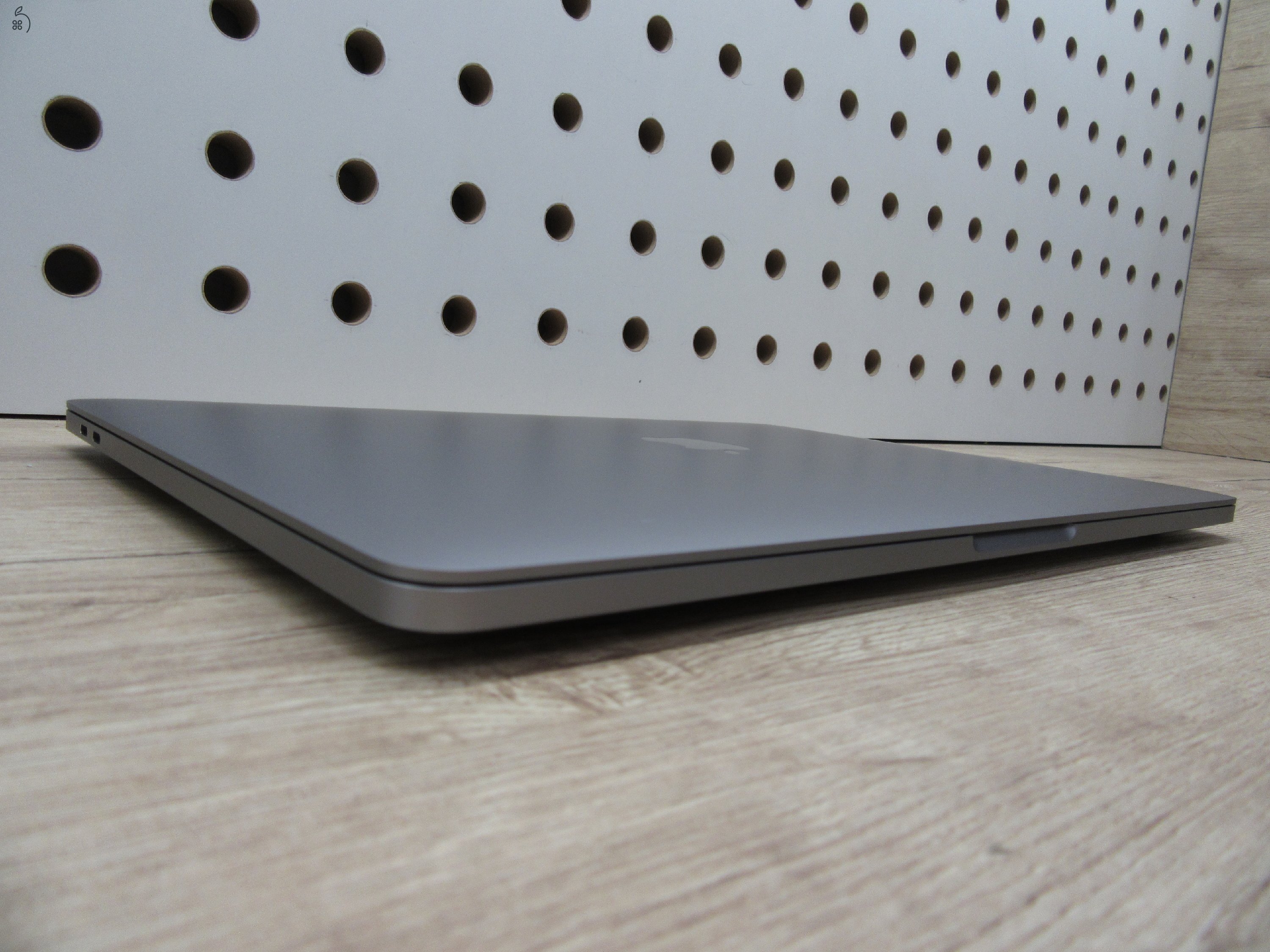 Apple MacBook Pro 13” (2020, M1) – Retina 2560×1600, akár 17 óra – 8 GB RAM – 500 GB SSD – Használt, karcmentes – 278 ciklus / 91% akku – 3 hónap garancia