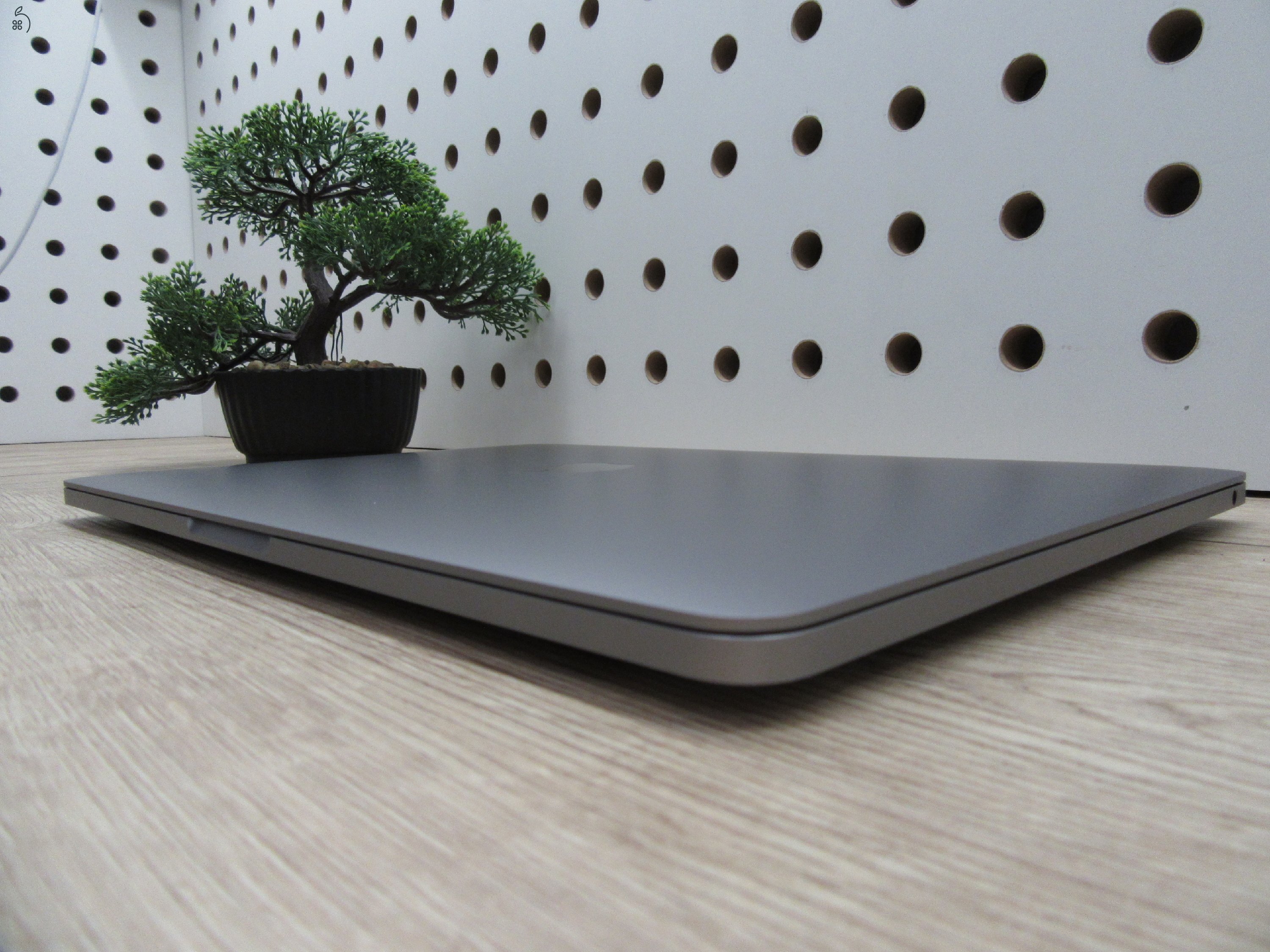 Apple MacBook Pro 13” (2020, M1) – Retina 2560×1600, akár 17 óra – 8 GB RAM – 500 GB SSD – Használt, karcmentes – 278 ciklus / 91% akku – 3 hónap garancia