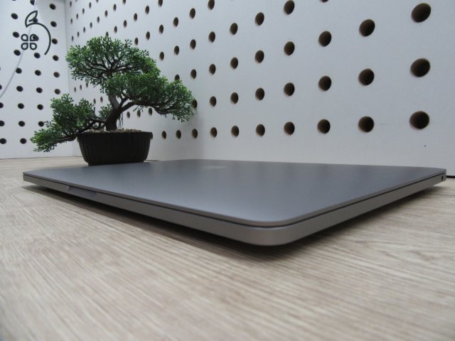 Apple MacBook Pro 13” (2020, M1) – Retina 2560×1600, akár 17 óra – 8 GB RAM – 500 GB SSD – Használt, karcmentes – 278 ciklus / 91% akku – 3 hónap garancia