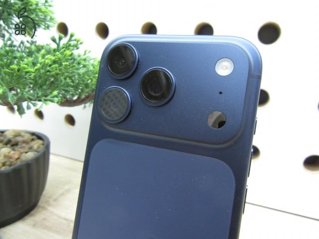 Apple iPhone 17 Pro – Deep Blue – ProMotion 120 Hz, titán dizájn, USB-C – 256 GB – Használt, újszerű – 100% akku – Apple garancia 2026. 10. 26-ig