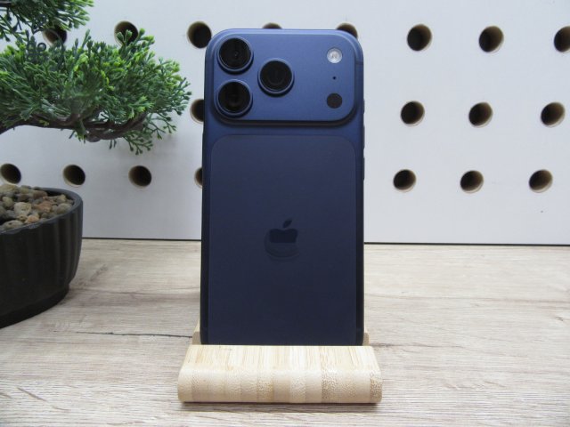 Apple iPhone 17 Pro – Deep Blue – ProMotion 120 Hz, titán dizájn, USB-C – 256 GB – Használt, újszerű – 100% akku – Apple garancia 2026. 10. 26-ig