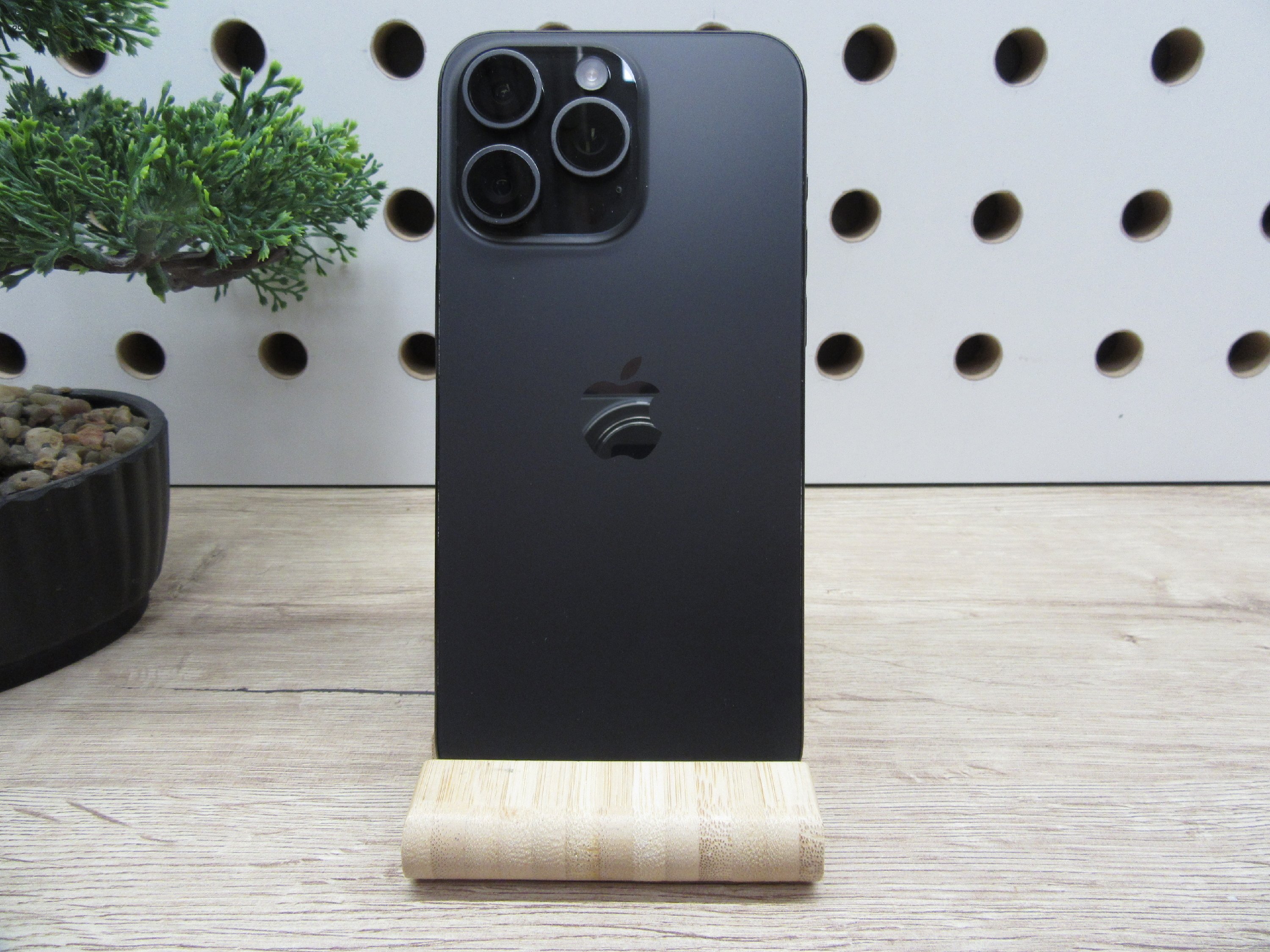 Apple iPhone 15 Pro Max – Black Titanium – ProMotion 120 Hz, A17 Pro, 5× tele – 256 GB – Használt, karcmentes – 100% akku – Garancia 2026. 06. 04-ig