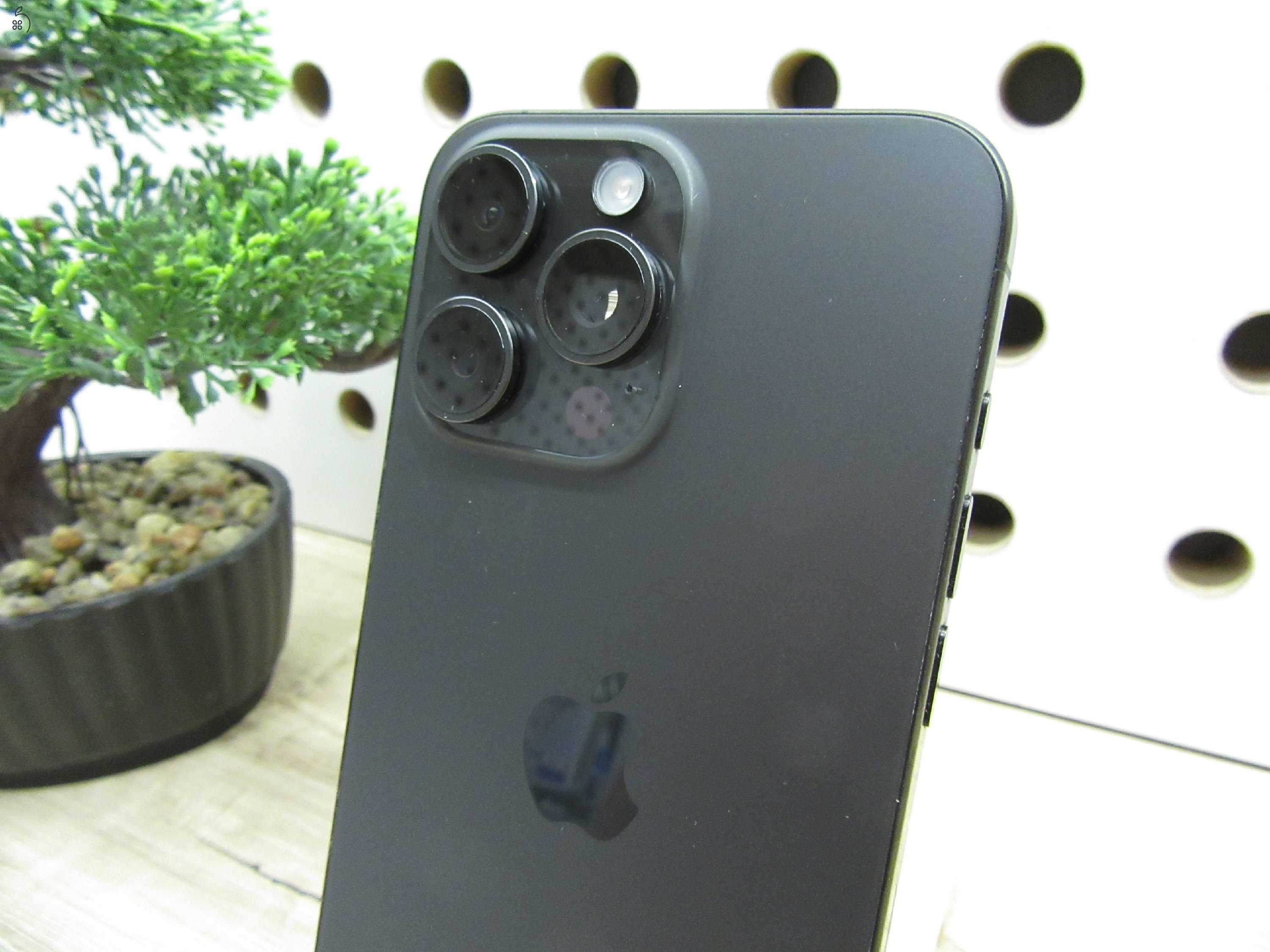 Apple iPhone 15 Pro Max – Black Titanium – ProMotion 120 Hz, A17 Pro, 5× tele – 256 GB – Használt, karcmentes – 100% akku – Garancia 2026. 06. 04-ig