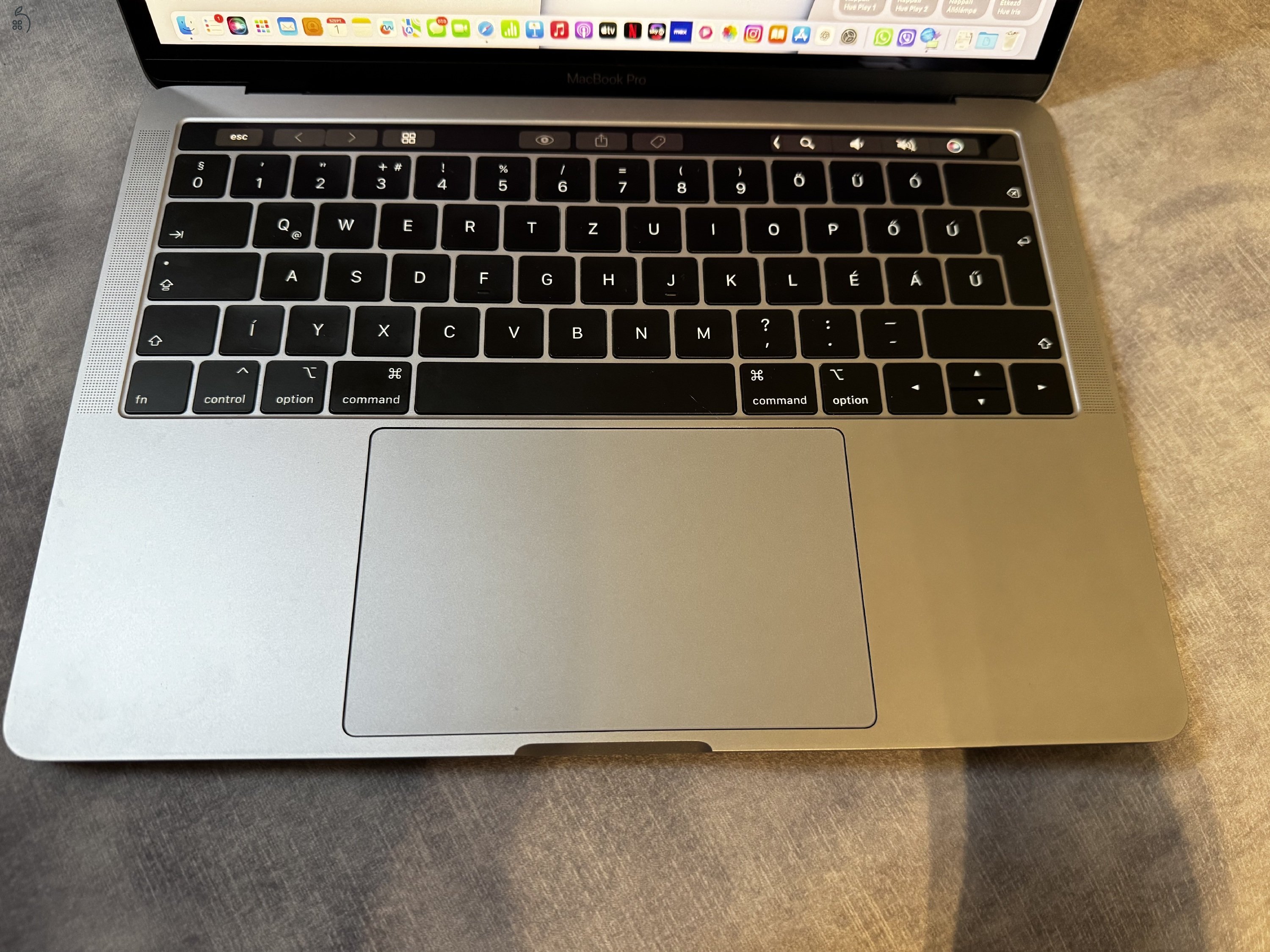 Tökéletes újszerű i5,8gb DDR,256gb HDD, Touchbar